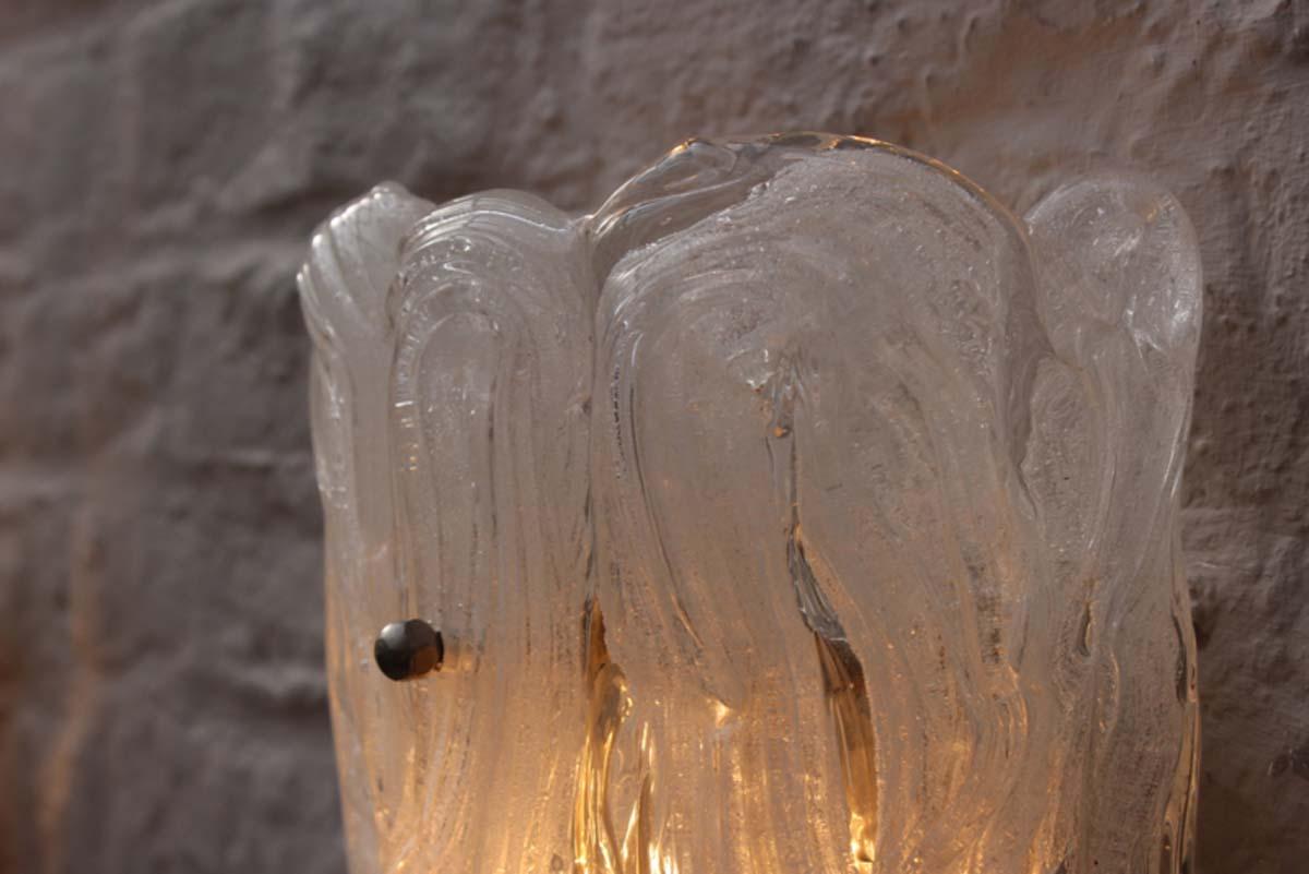 Magnifique et intemporel ! Cette paire d'appliques murales en verre de Murano de style glace du designer allemand Egon Hillebrand. 
Lorsqu'elle est allumée, la lumière éclaire magnifiquement le verre de glace de Murano et crée un effet à couper le