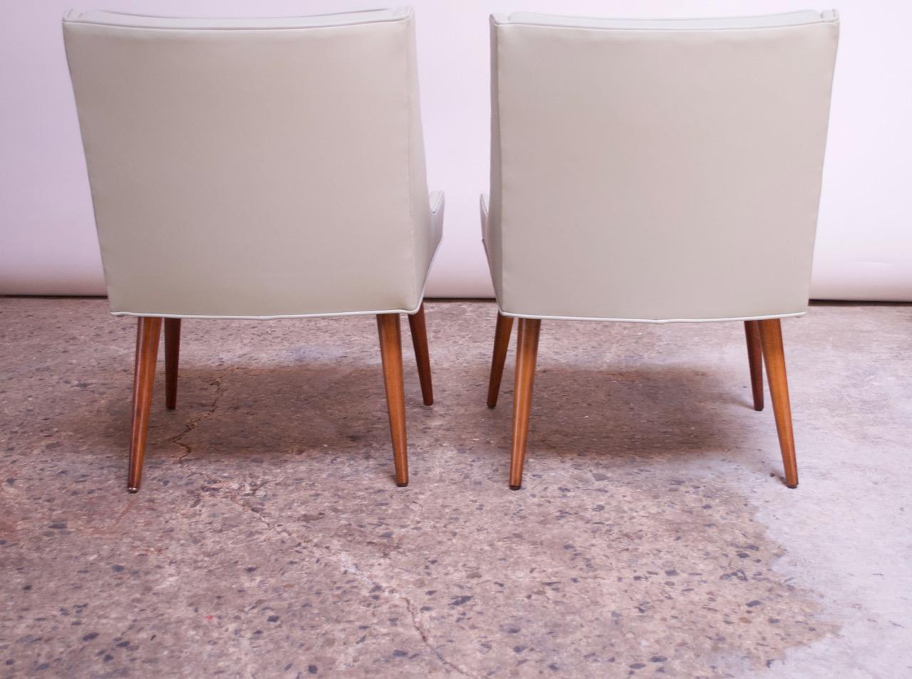 Paire de petits fauteuils en noyer et cuir par Milo Baughman en vente 3