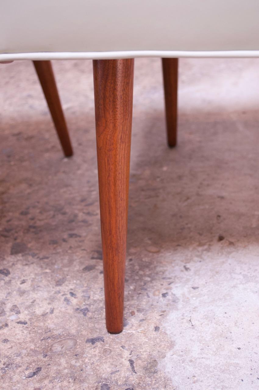 Paire de petits fauteuils en noyer et cuir par Milo Baughman en vente 6