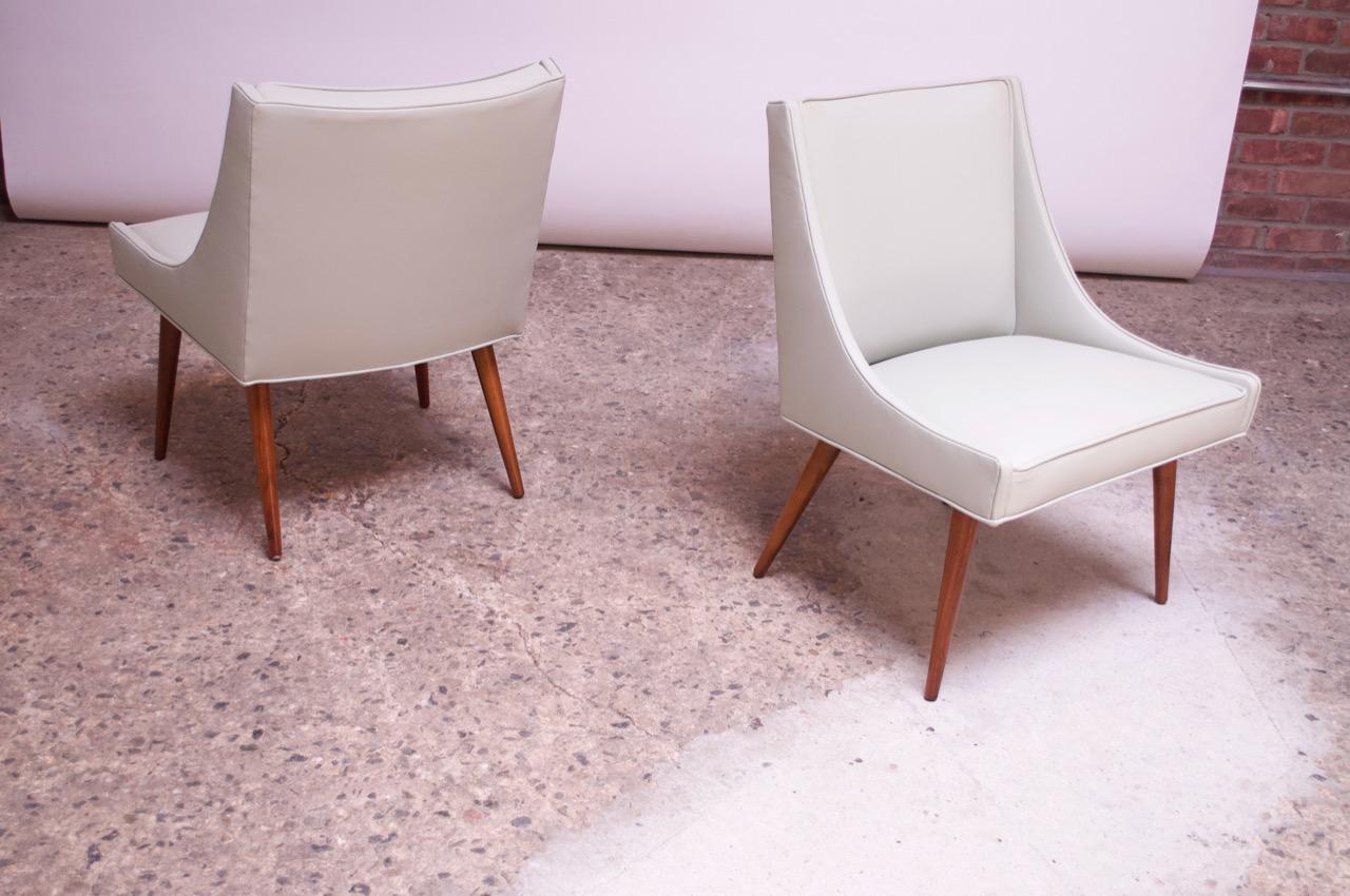 Chaises longues américaines modernes des années 1960, conçues par Milo Baughman pour Thayer Coggin. Elégants, les longs pieds fuselés en noyer présentent un évasement spectaculaire à l'arrière, ajoutant un élément stylistique à une forme