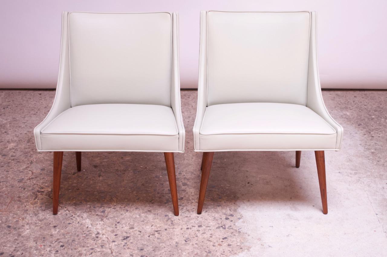 Mid-Century Modern Paire de petits fauteuils en noyer et cuir par Milo Baughman en vente