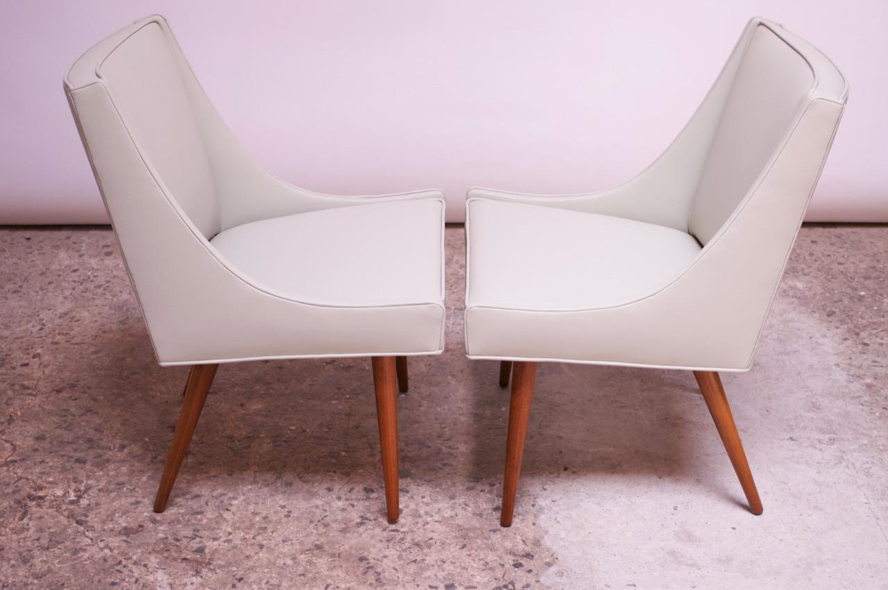Paire de petits fauteuils en noyer et cuir par Milo Baughman en vente 1