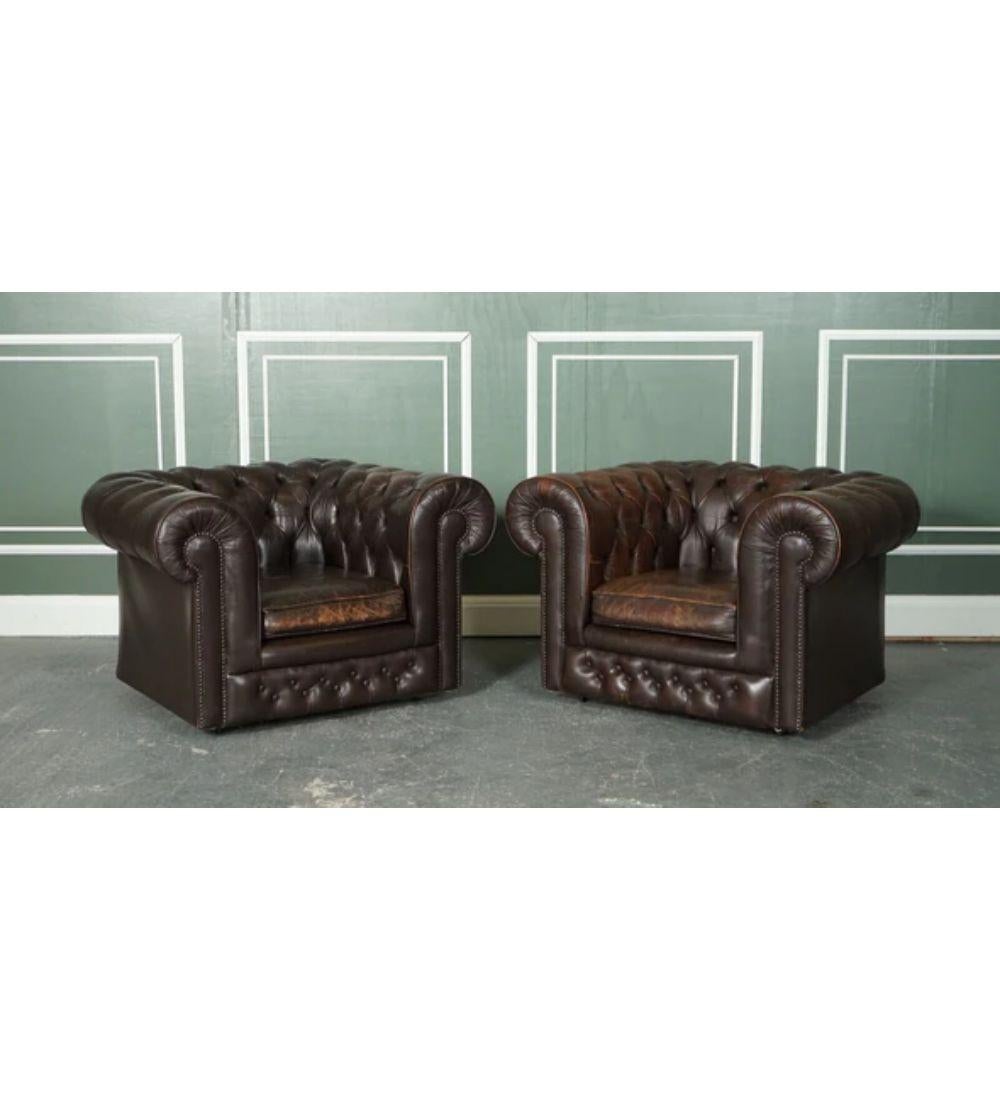 Wir freuen uns, zum Verkauf dieser Lovely Pair Of Vintage Distressed braunem Leder Chesterfield Club Wanne Sessel bieten.

Ein wunderschönes Paar mit geknöpften Knöpfen, typisch Chesterfield. Diese Stühle geben Ihnen das ultimative Gentleman's Club