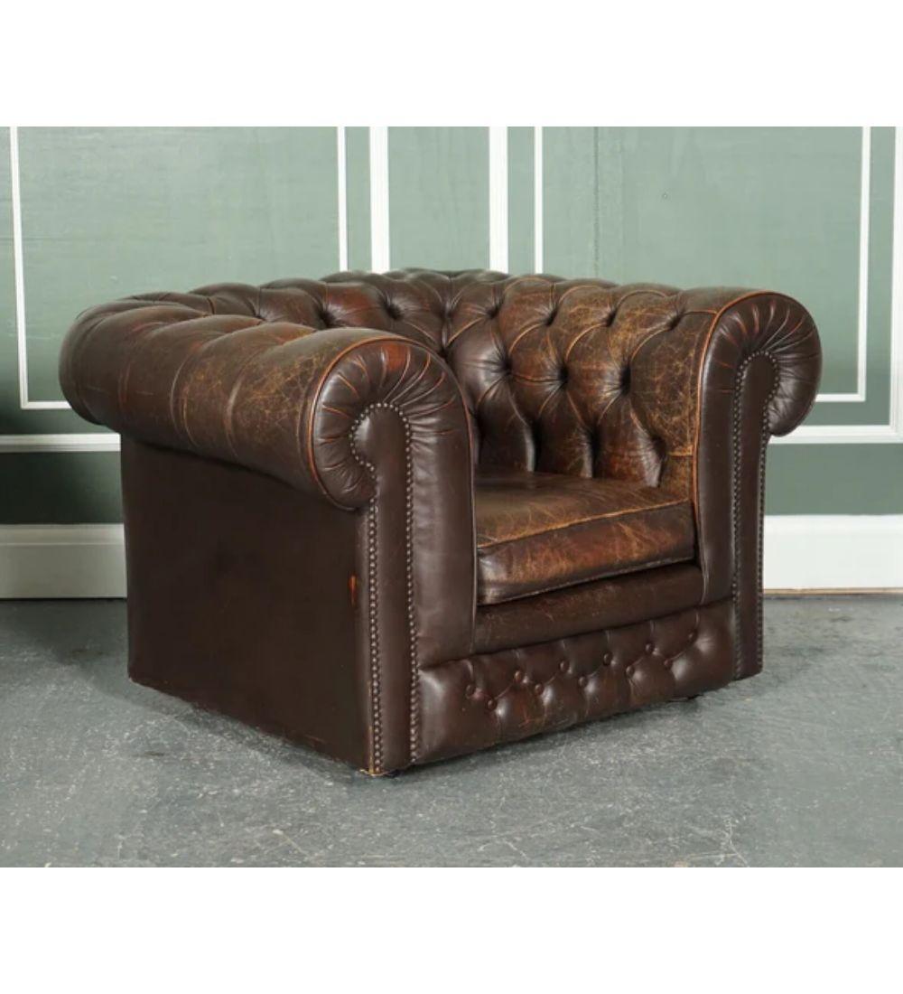 Pair of Vintage Distressed Brown Leather Chesterfield Club Tub Armchairs In Good Condition For Sale In Pulborough, GB