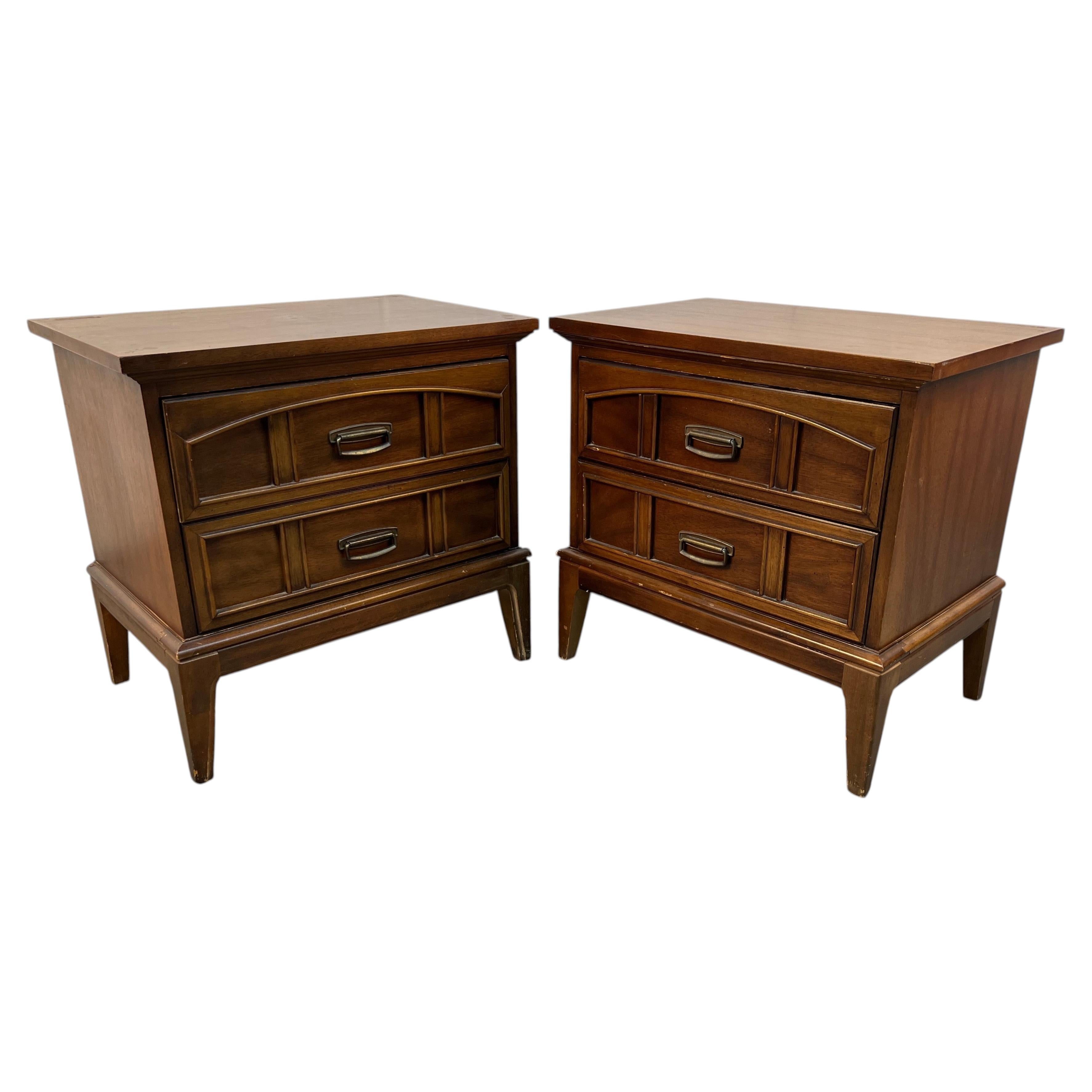 Paire de tables de chevet vintage Dixie Furniture en noyer, style toscan MCM