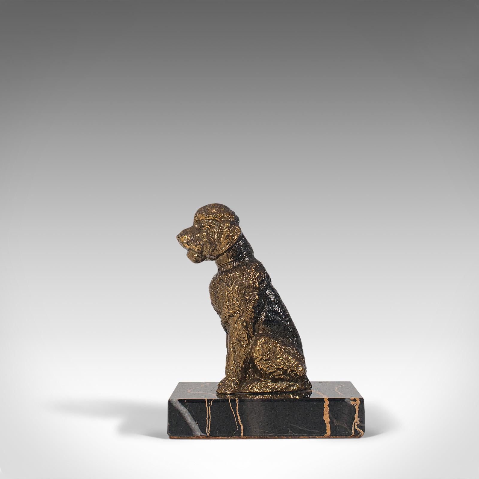 20ième siècle Paire de figurines de chiens vintage, anglaises, métal doré, Terrier d'Airedale, vers 1980 en vente