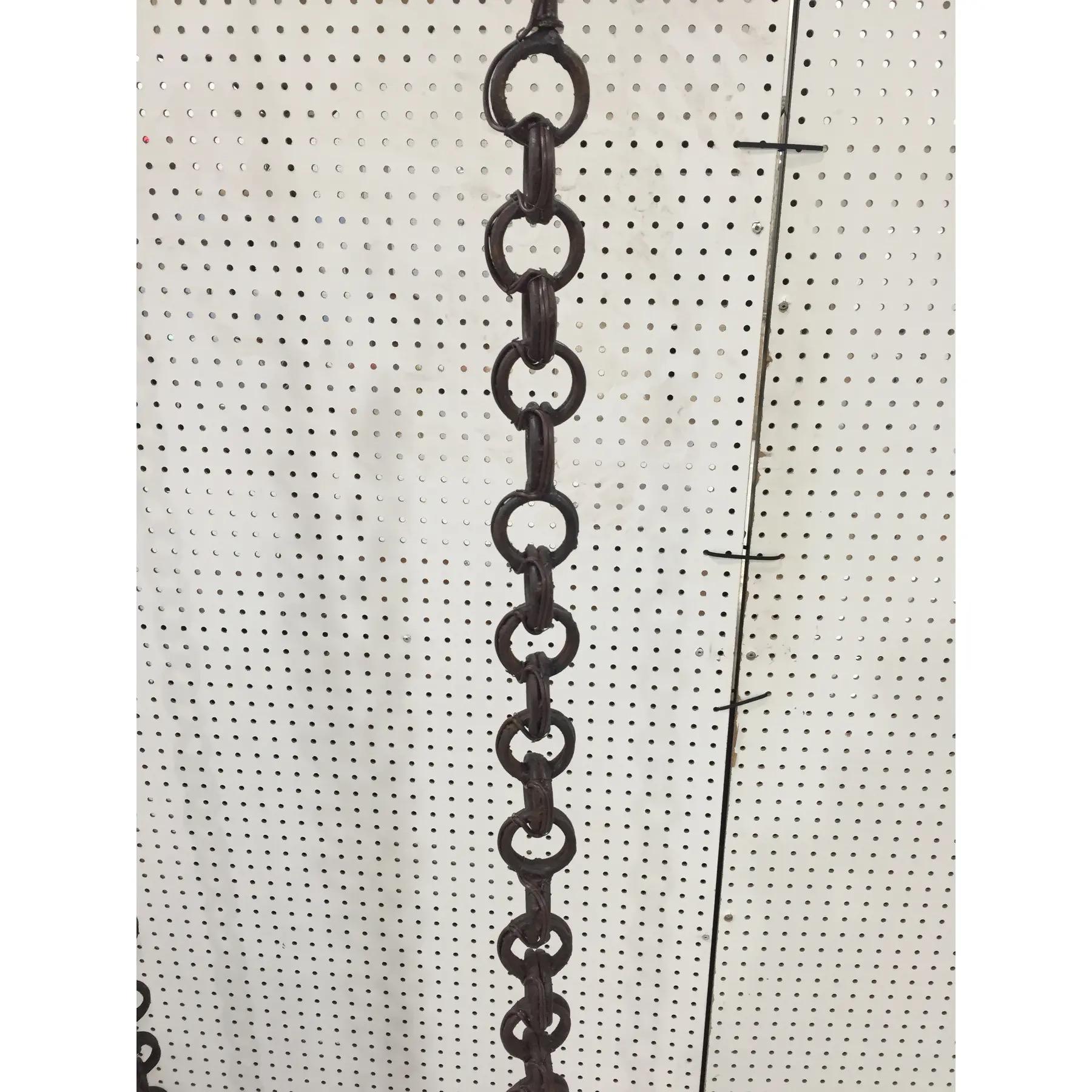Pareja de lámparas de pie vintage de hierro de doble eslabón hechas a medida. Estas lámparas se fabricaron a medida a partir de antiguas cadenas náuticas. Cada eslabón individual se soldó para formar un sólido eslabón continuo. El diseño industrial