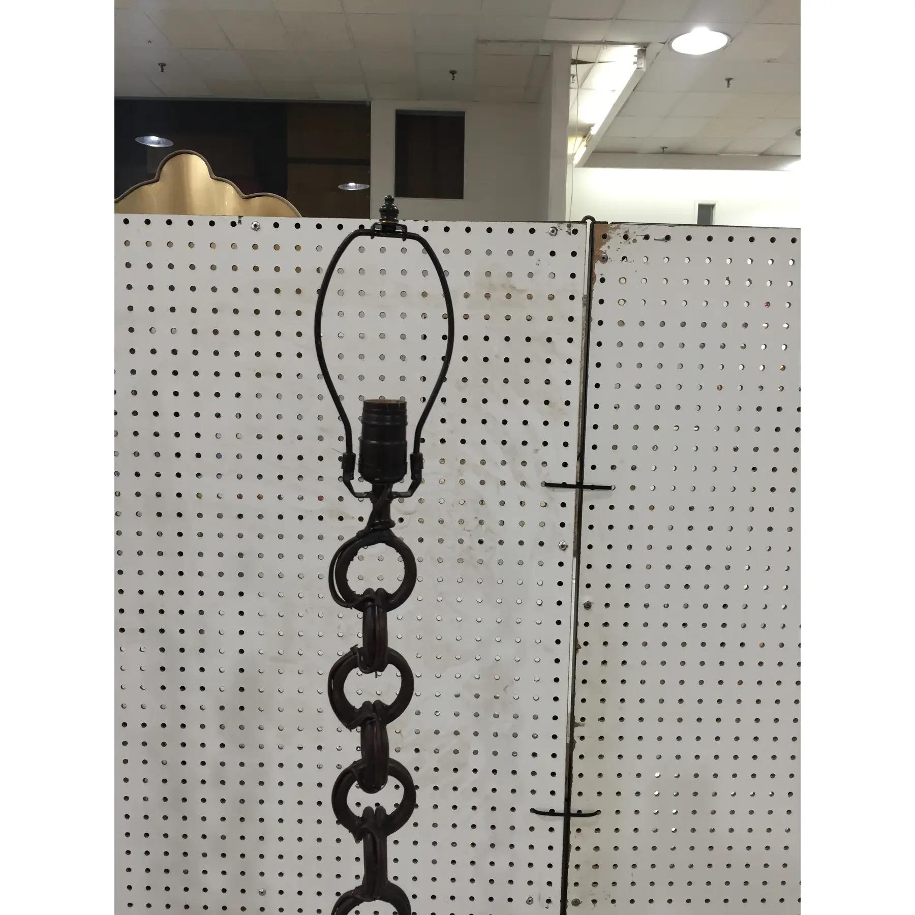 Pareja de lámparas de pie vintage de hierro de doble eslabón Industrial en venta