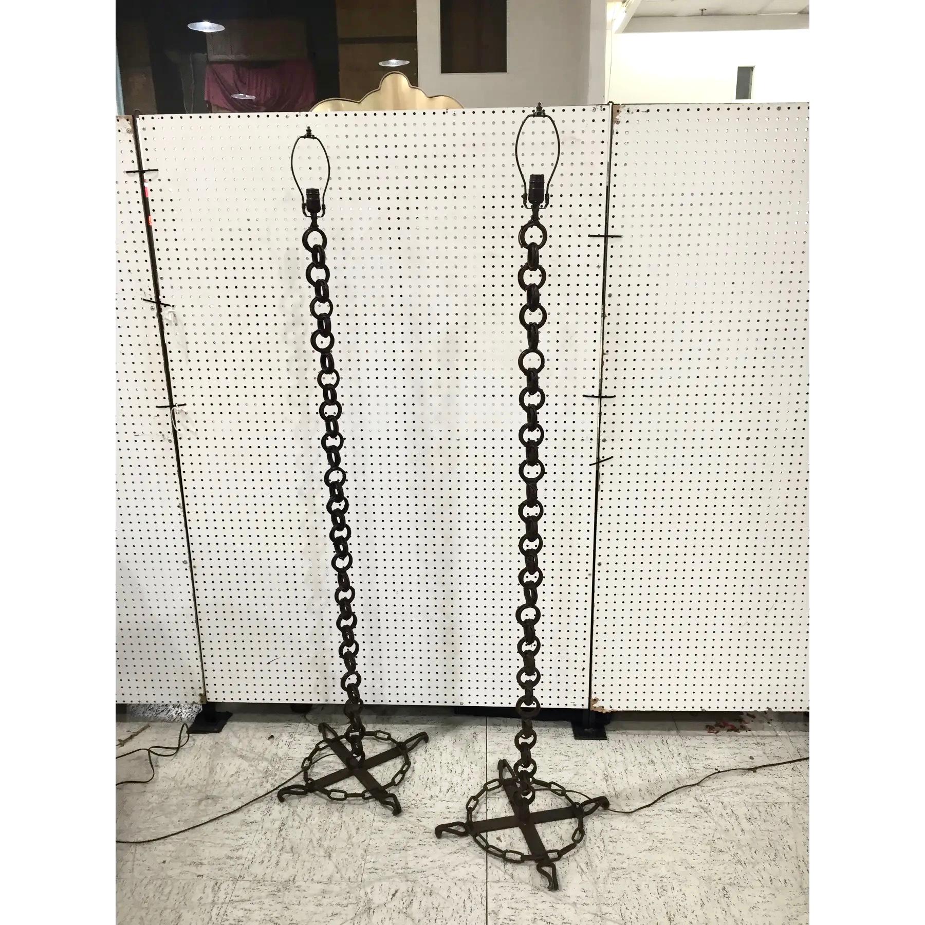 Pareja de lámparas de pie vintage de hierro de doble eslabón en Bueno estado para la venta en Chapel Hill, NC
