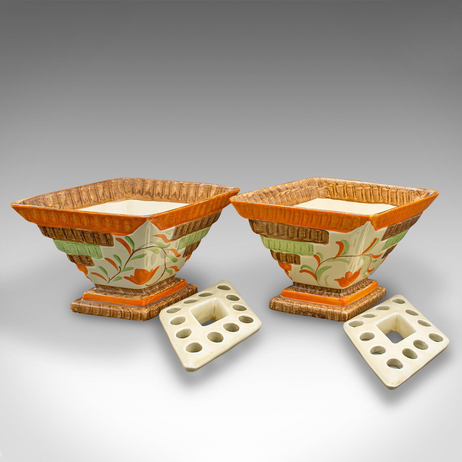 Dies ist ein Paar von Vintage Trockenblumen Vasen. Eine englische, handbemalte, dekorative, rautenförmige Keramikkanne aus der Zeit des Art déco, um 1930.

Faszinierende Form des Diamanten, mit wunderbarer Farbe
Mit wünschenswerter Alterspatina und