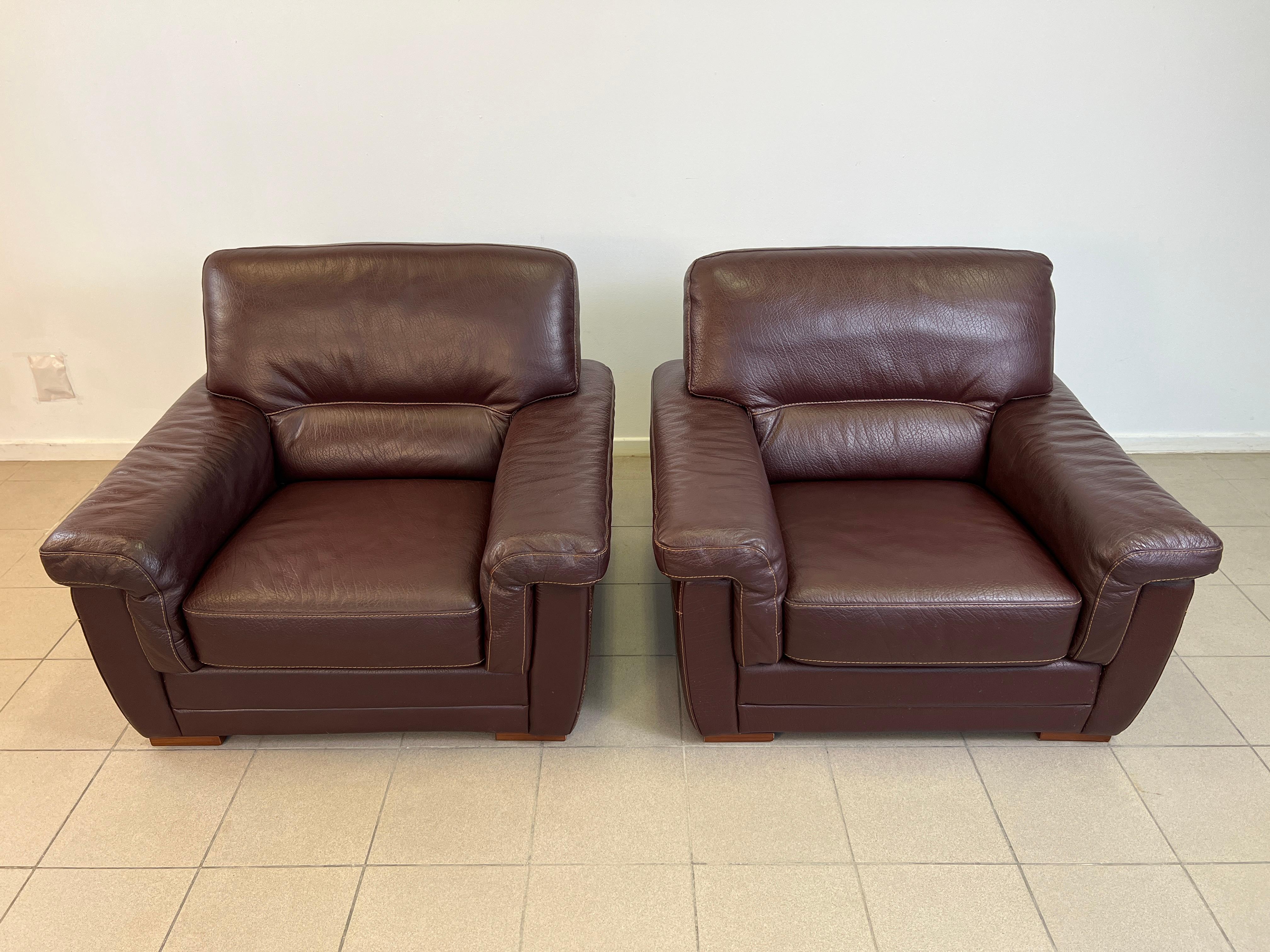 Paar holländische Vintage-Ledersessel mit Ottomane im Zustand „Gut“ im Angebot in Bridgeport, CT