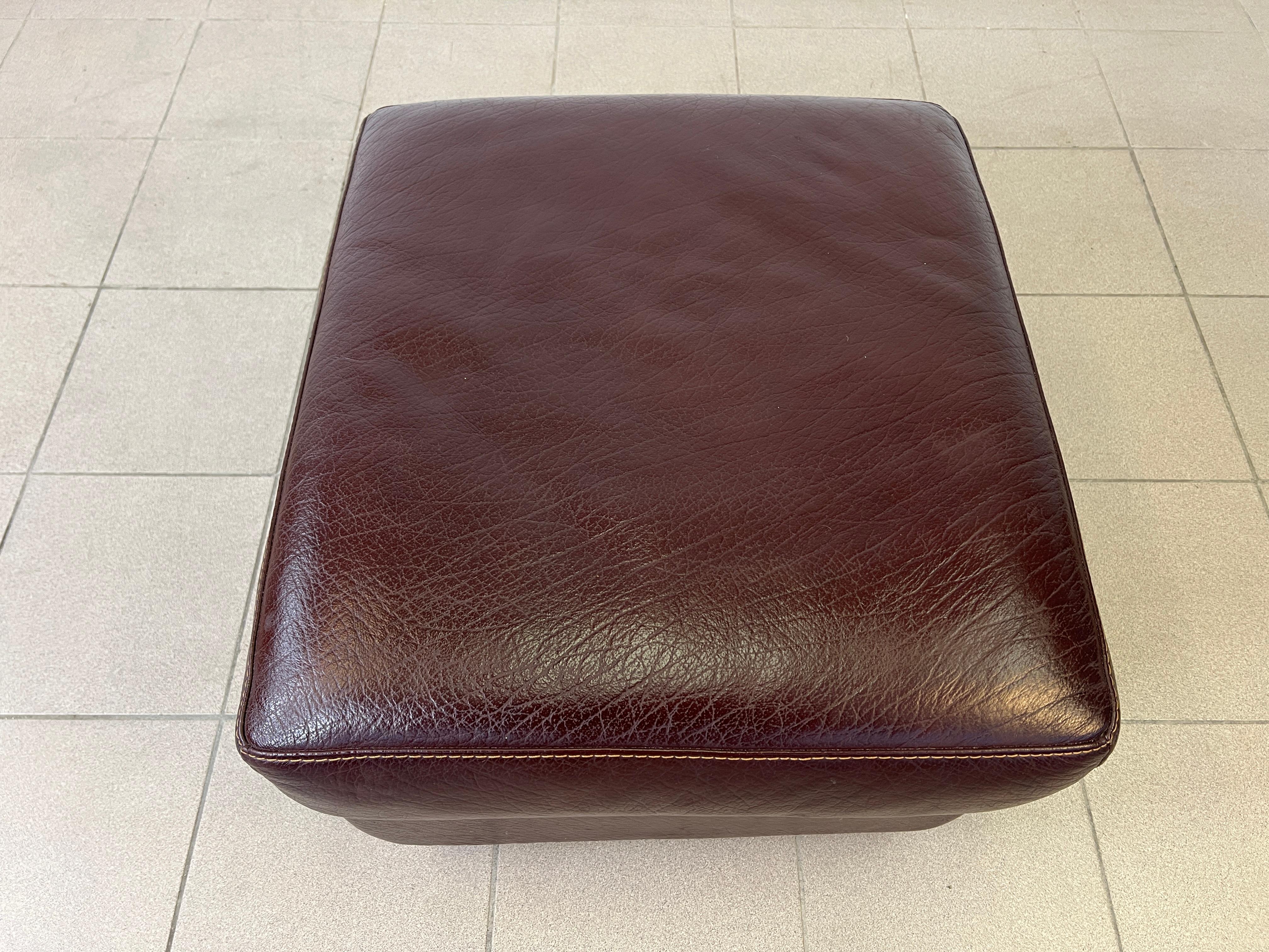 Paar holländische Vintage-Ledersessel mit Ottomane im Angebot 3