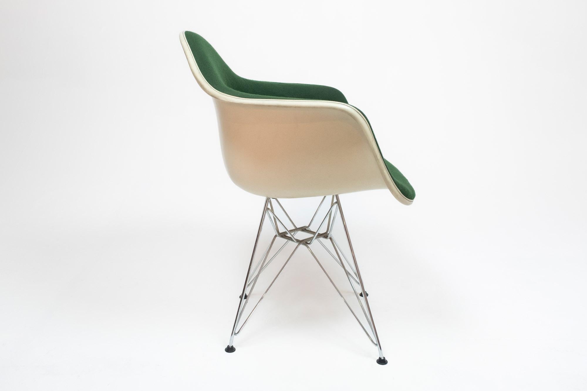 Pair of Vintage Eames DAR Molded Fiberglass Armchairs With Green Upholstery Moderno de mediados de siglo en venta