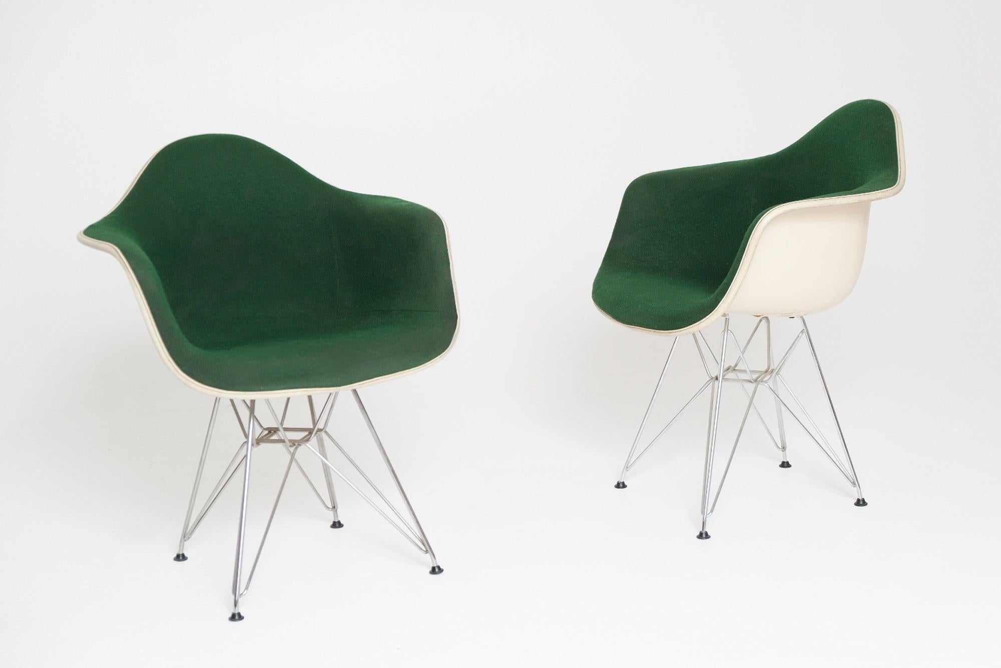 Pair of Vintage Eames DAR Molded Fiberglass Armchairs With Green Upholstery en Bueno estado para la venta en Los Angeles, CA