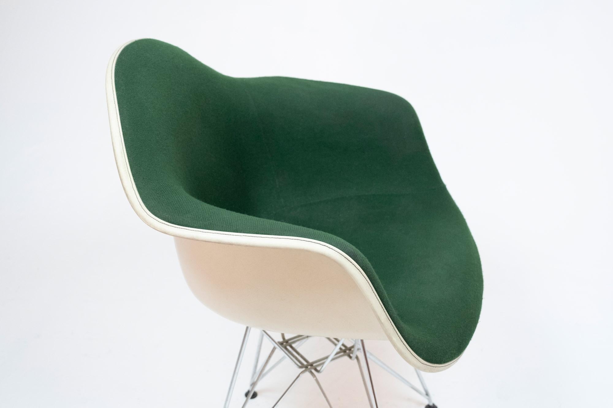 Pair of Vintage Eames DAR Molded Fiberglass Armchairs With Green Upholstery Acero en venta