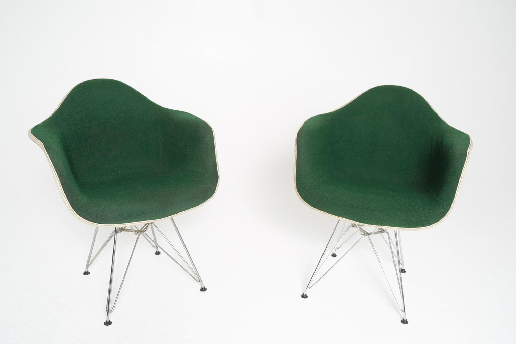 Pair of Vintage Eames DAR Molded Fiberglass Armchairs With Green Upholstery en venta 1