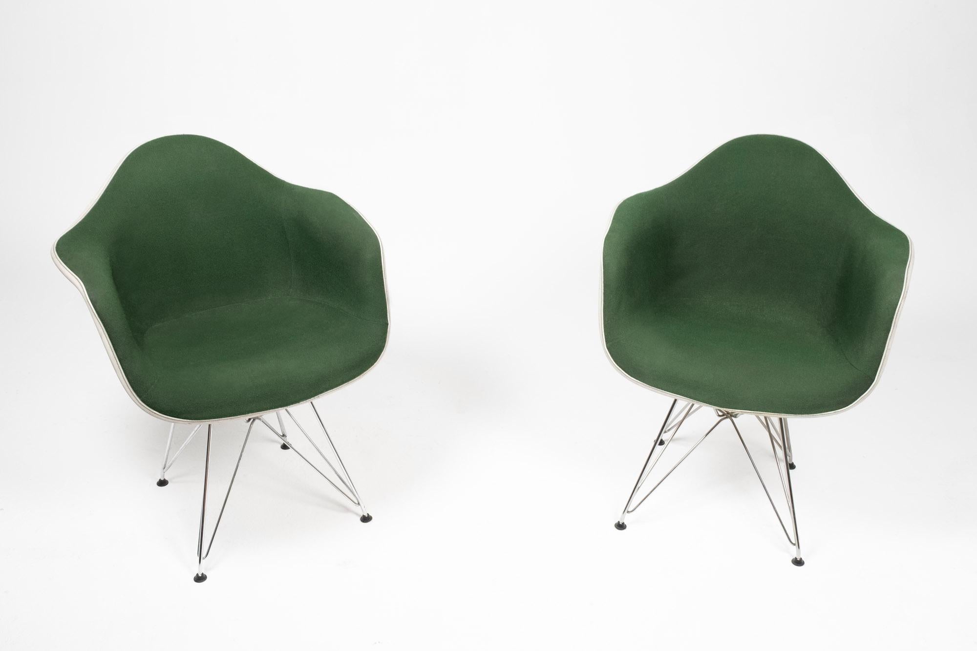 Pair of Vintage Eames DAR Molded Fiberglass Armchairs With Green Upholstery en venta 2