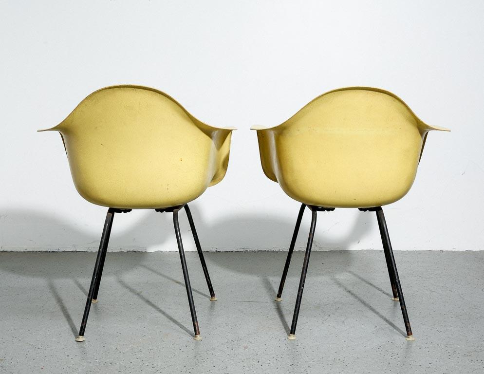 Mid-Century Modern Paire d'accoudoirs vintage Eames en fibre de verre en vente