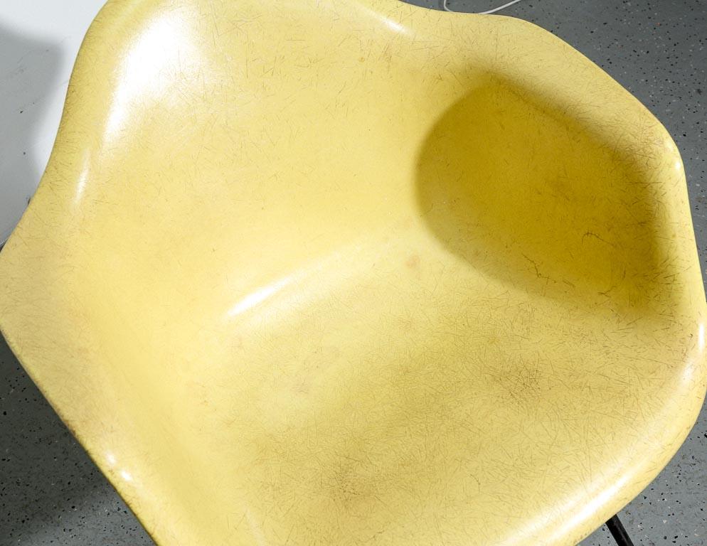 Fin du 20e siècle Paire d'accoudoirs vintage Eames en fibre de verre en vente