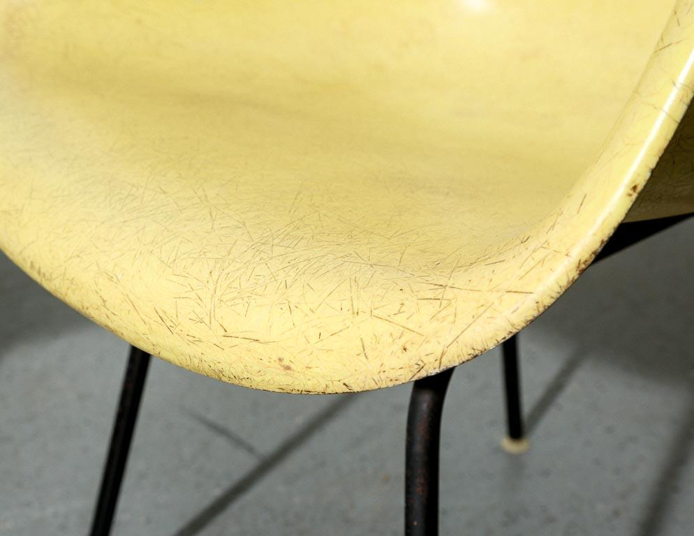 Paire d'accoudoirs vintage Eames en fibre de verre en vente 1