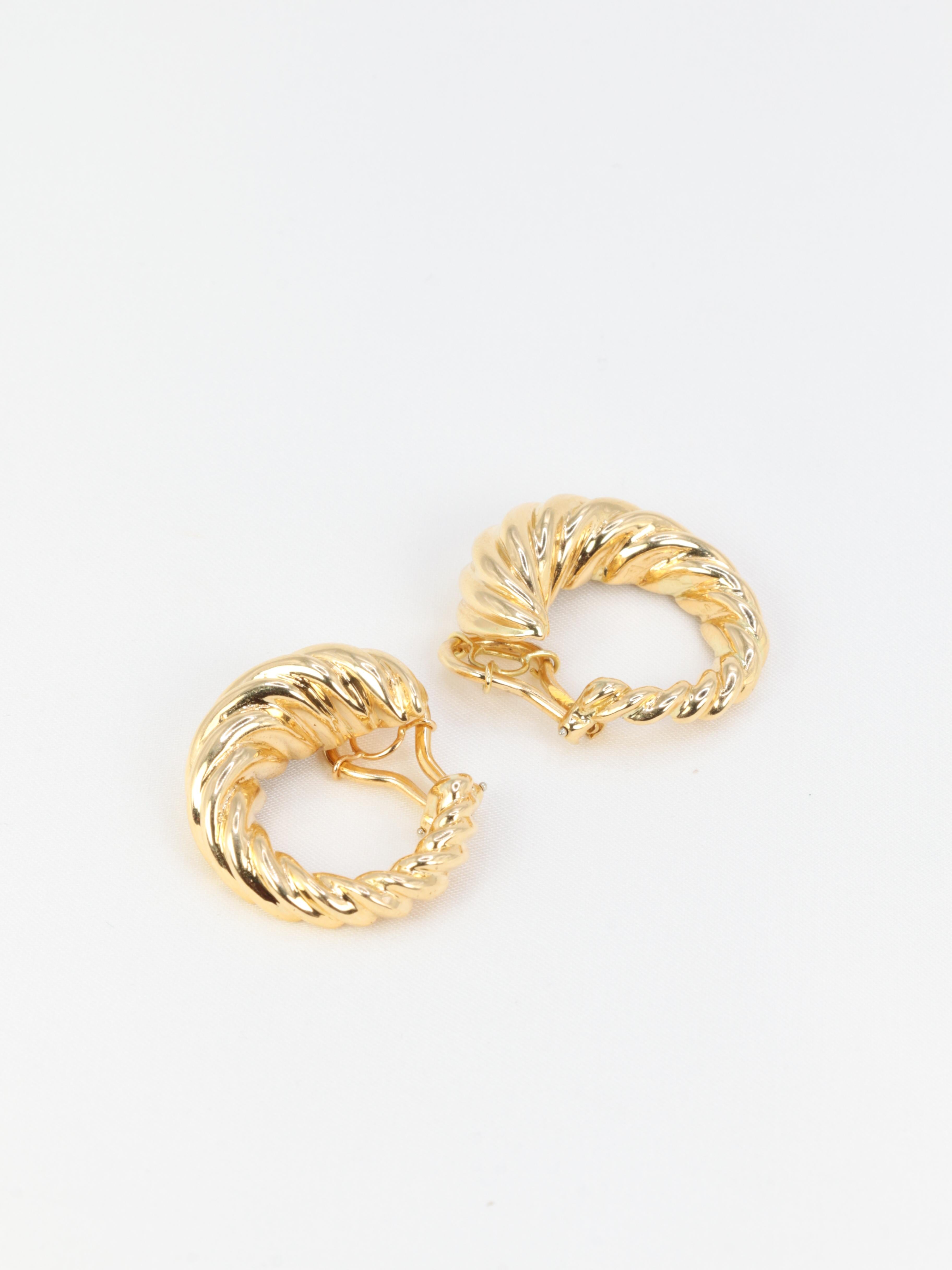 Earrings creoles vintage twisted in yellow gold 18k (750°/°°)
French work of the 1970s of excellent quality.
Trace of the maker's hallmark and presence of an eagle head hallmark for the 18k gold.

Excellent general condition, minimal scratches from