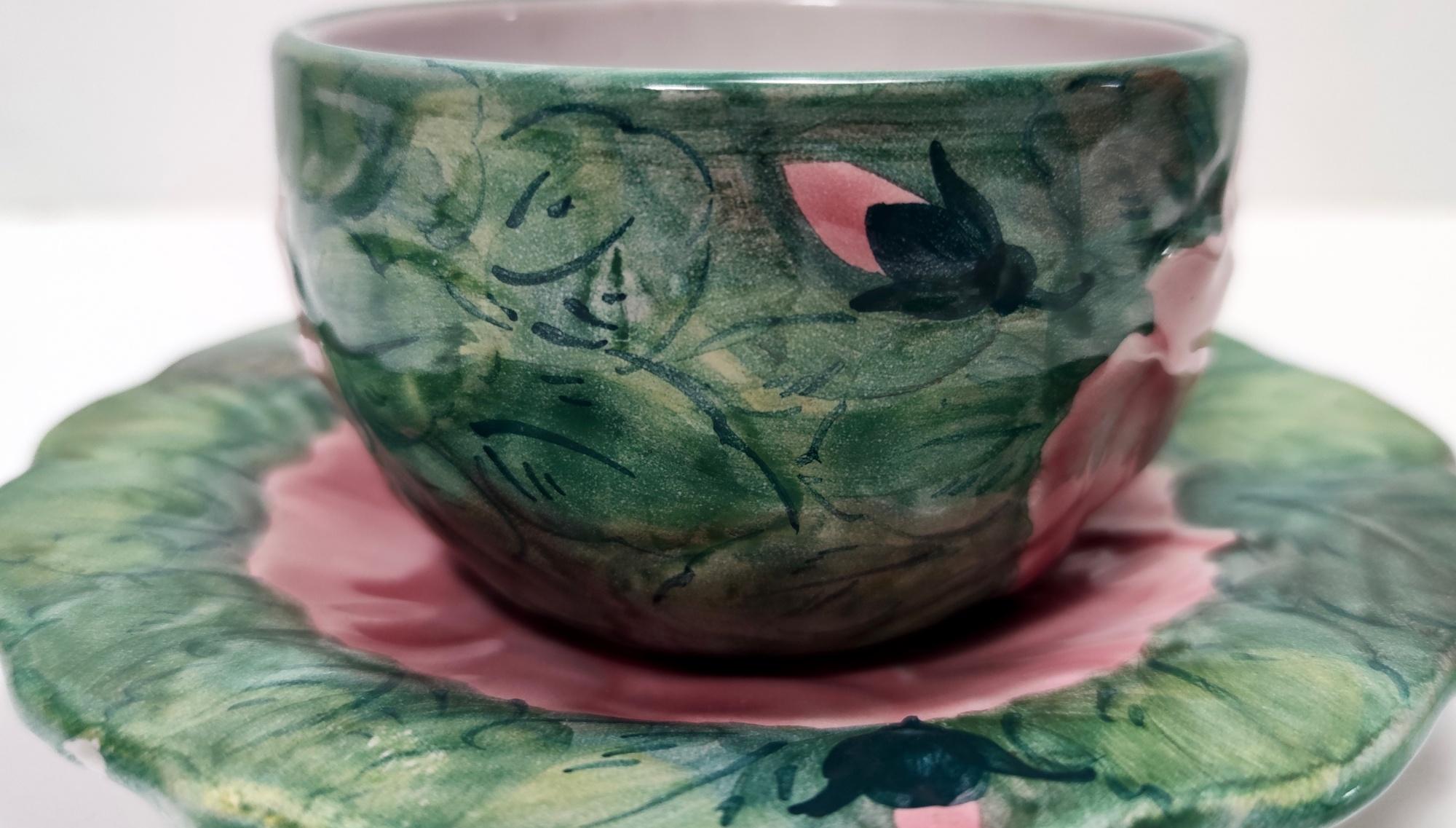 Paire de tasses à thé / café vintage en faïence avec motifs floraux par Zaccagnini en vente 2