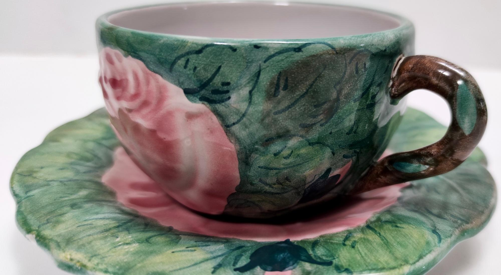 Paire de tasses à thé / café vintage en faïence avec motifs floraux par Zaccagnini en vente 3