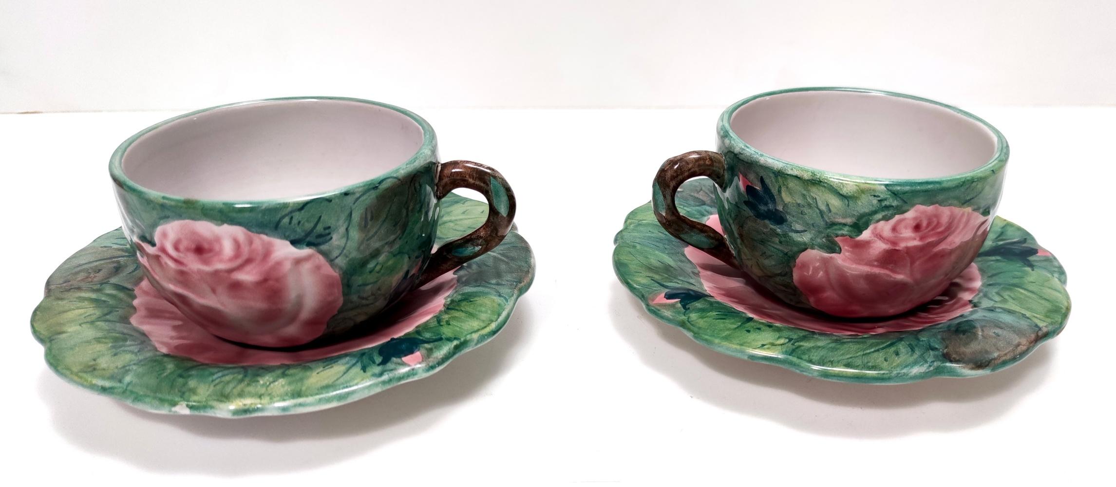 Paire de tasses à thé / café vintage en faïence avec motifs floraux par Zaccagnini en vente 4