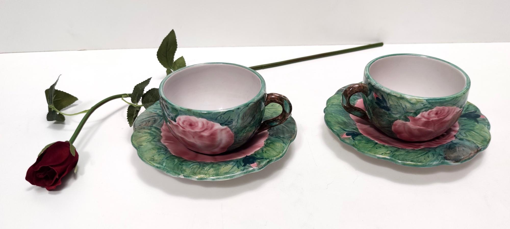 Paire de tasses à thé / café vintage en faïence avec motifs floraux par Zaccagnini en vente 5