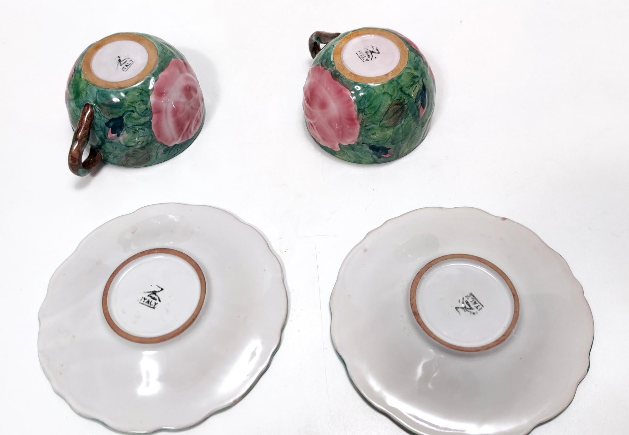 Paire de tasses à thé / café vintage en faïence avec motifs floraux par Zaccagnini en vente 9
