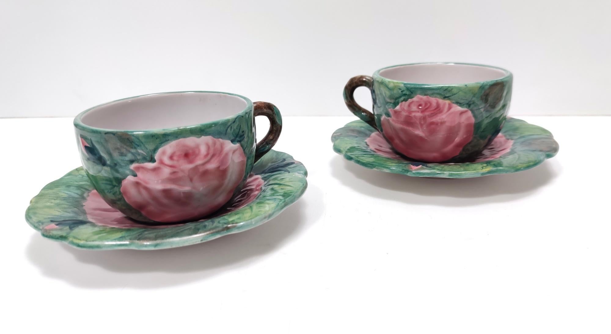 Paire de tasses à thé / café vintage en faïence avec motifs floraux par Zaccagnini en vente 10