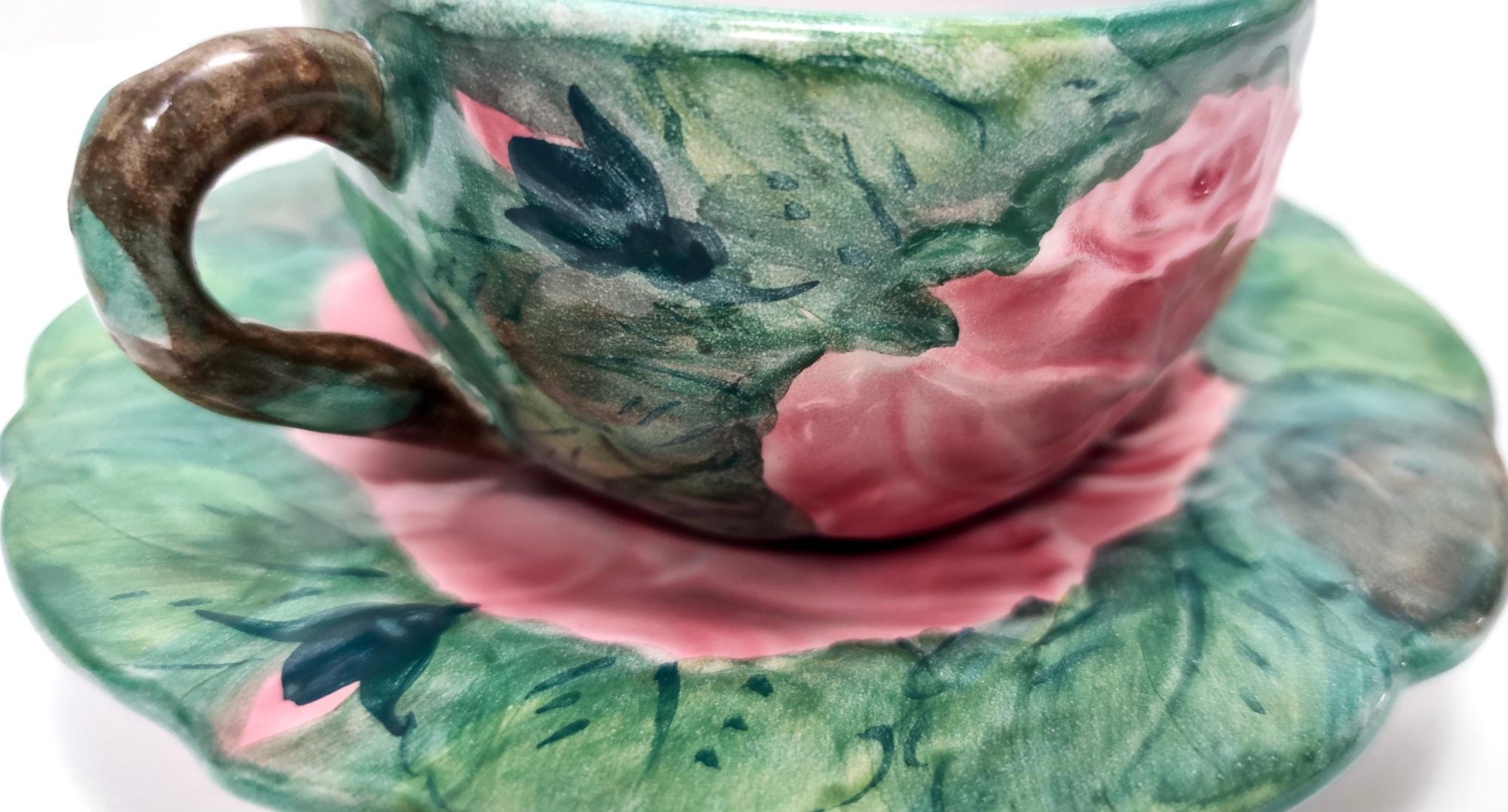 Made in Italy, 1940s.
This pair of cups are made in earthenware, which features lacquered hand-painted floral motifs.
They are vintage therefore they might show slight traces of use, but they can be considered as in excellent original condition,