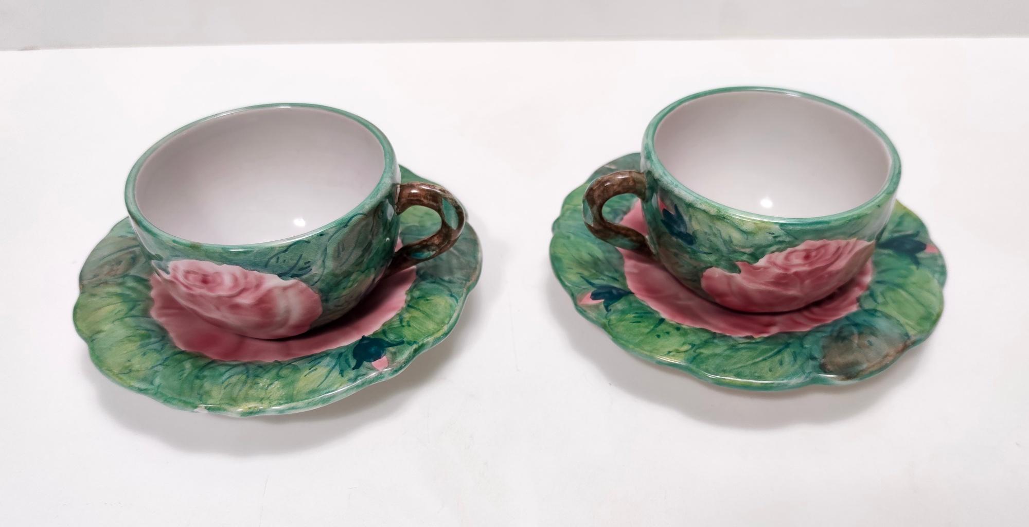 italien Paire de tasses à thé / café vintage en faïence avec motifs floraux par Zaccagnini en vente