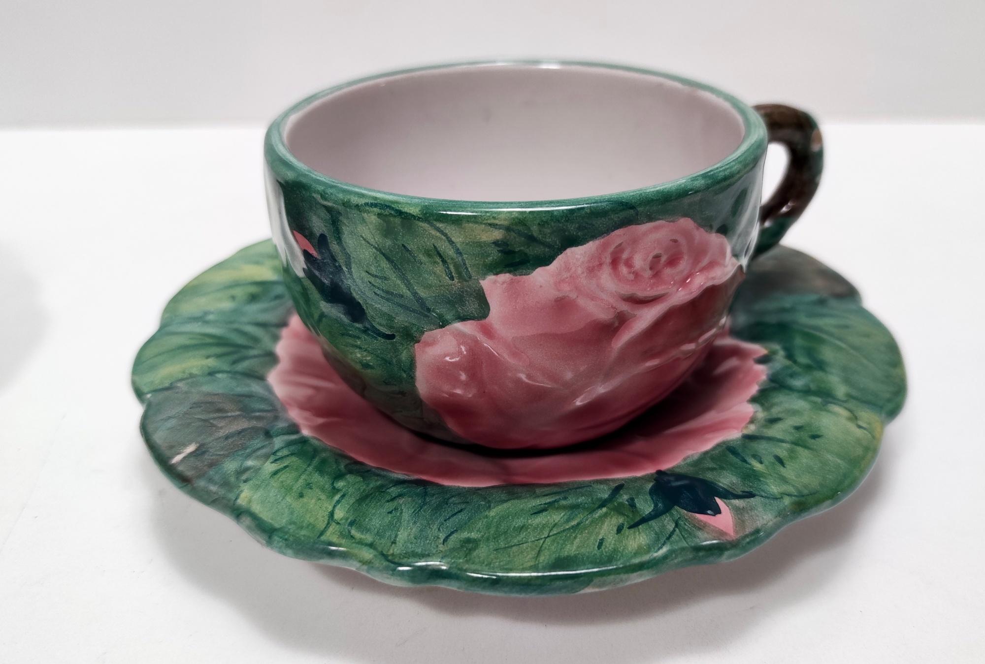 Peint à la main Paire de tasses à thé / café vintage en faïence avec motifs floraux par Zaccagnini en vente