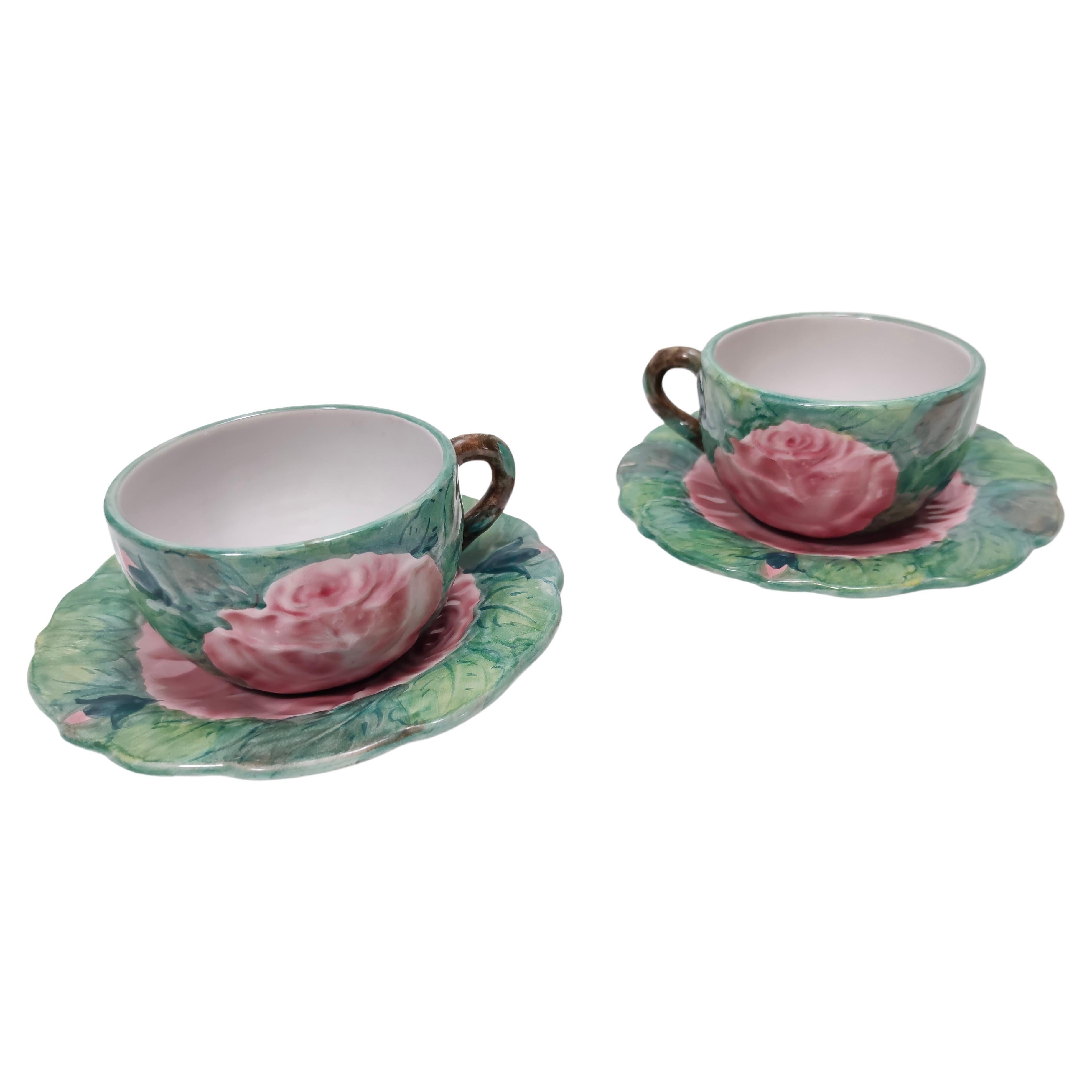 Pareja de tazas de té/café de loza verde con motivos florales de Zaccagnini