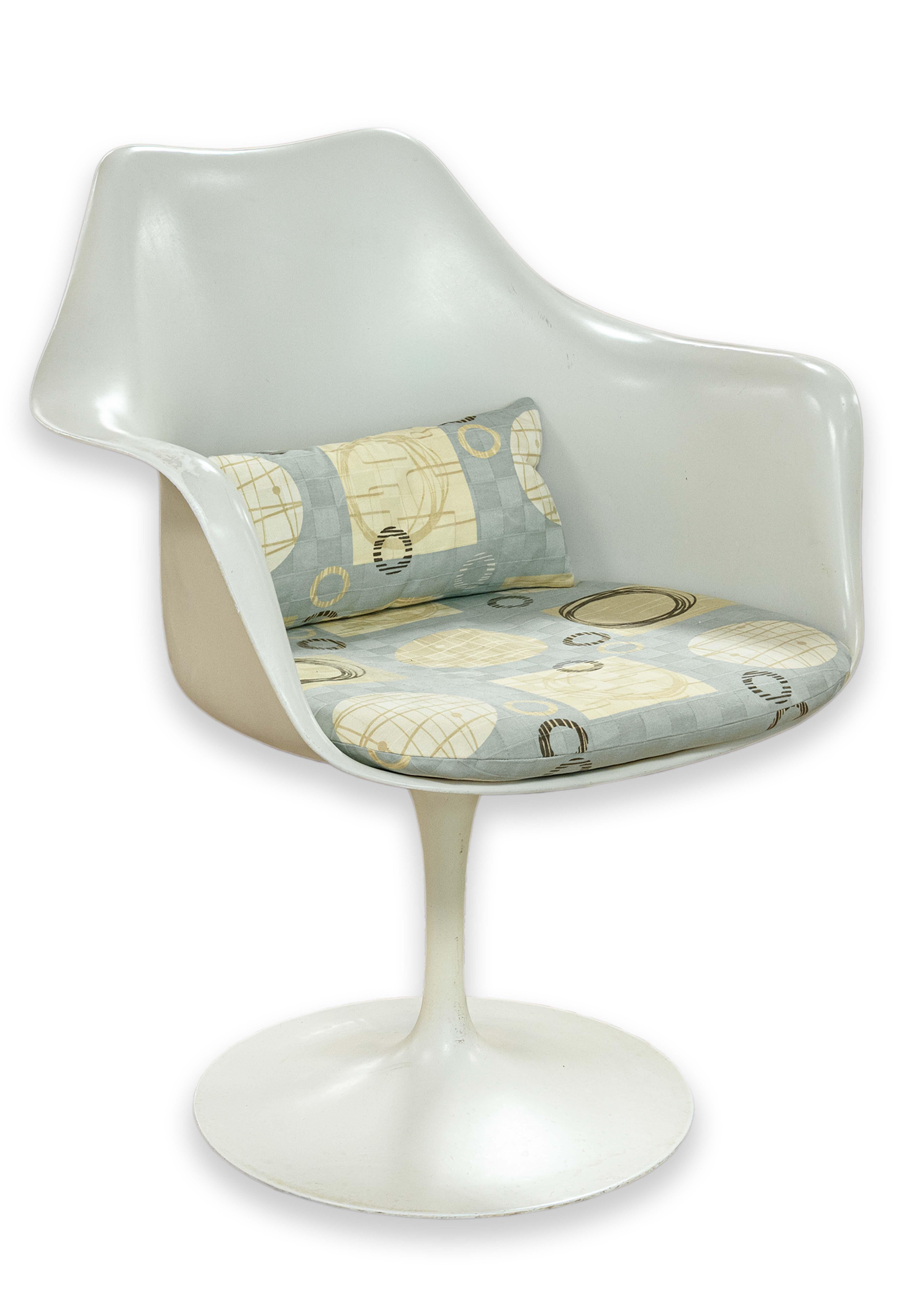 A pair of vintage Saarinen for Knoll fiberglass tulip armchairs. The tulip armchair, and whole tulip collection, is one of the most iconic designs of the 20th Century. Eero Saarinen had the idea to create these pieces to clean up the muddy look of