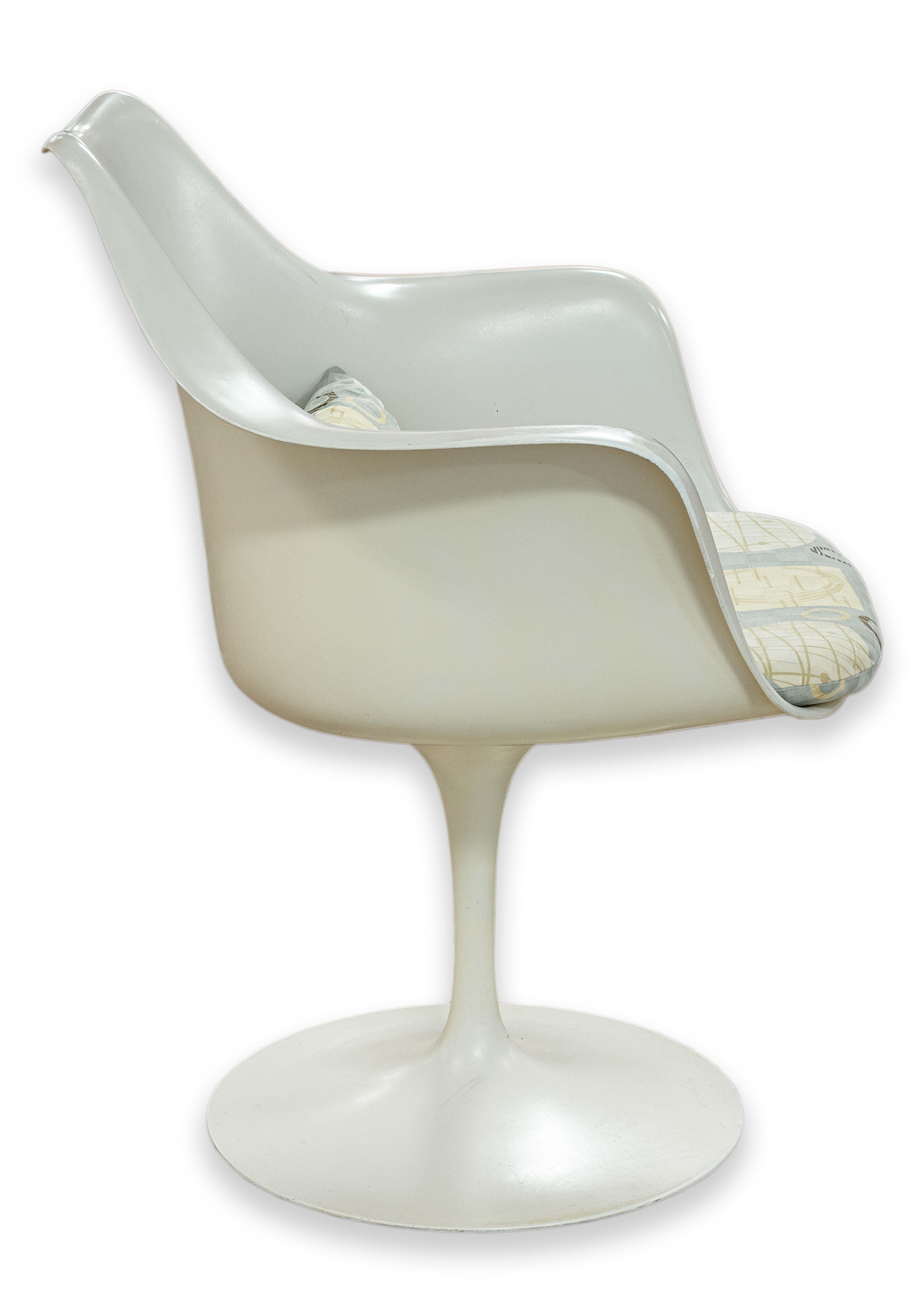 North American Pair of Vintage Eero Saarinen for Knoll Fiberglass Tulip Armchairs with Tags