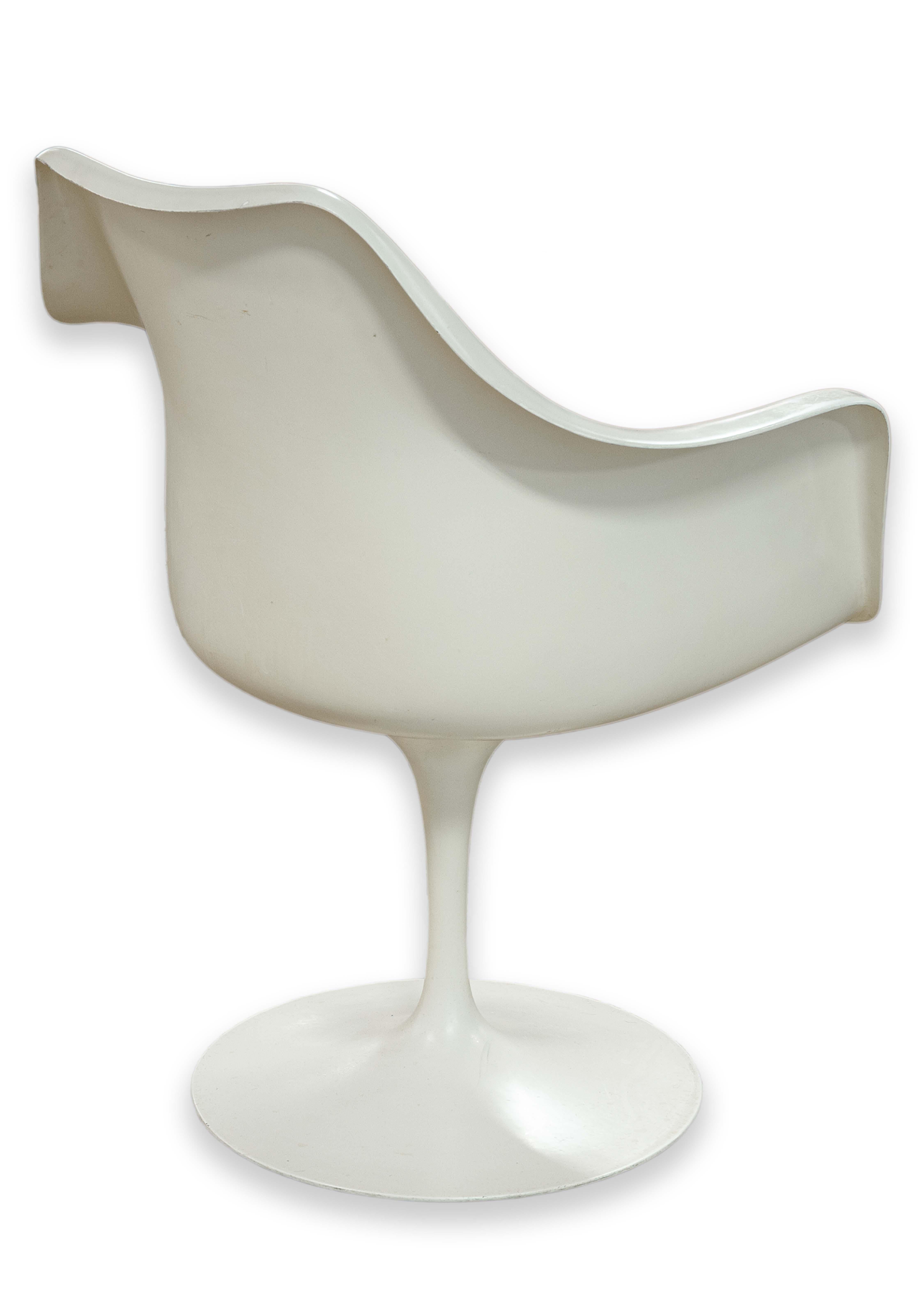 Pair of Vintage Eero Saarinen for Knoll Fiberglass Tulip Armchairs with Tags In Good Condition In Keego Harbor, MI