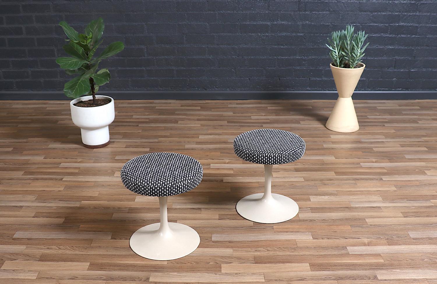 Mid-Century moderno Pair of Vintage Eero Saarinen Tulip Swiveling Stools for Knoll in vendita