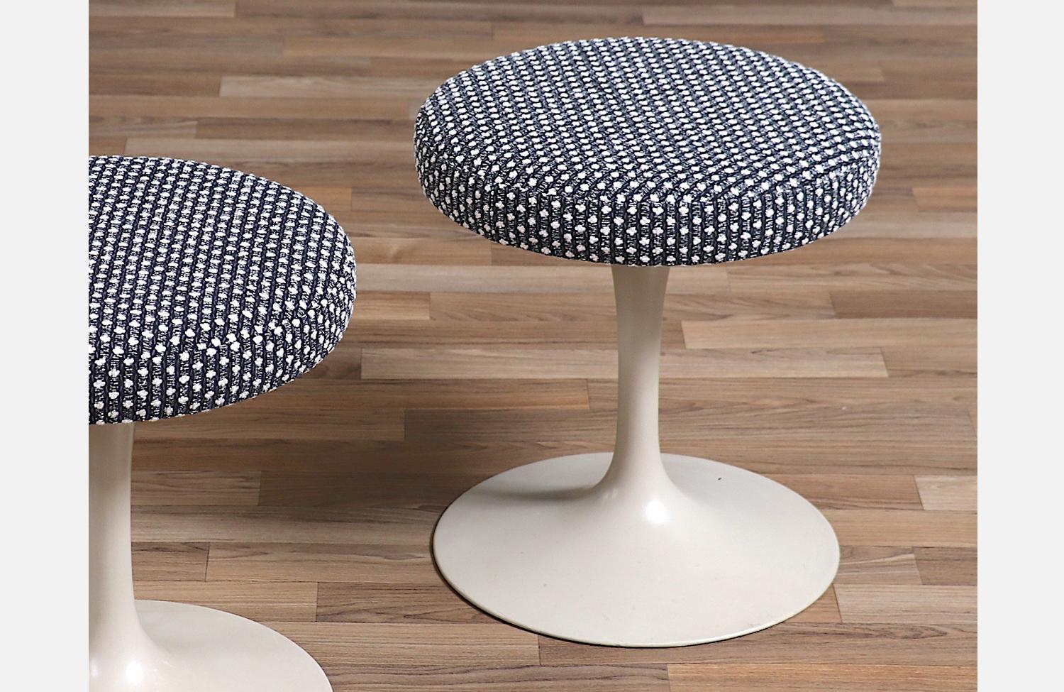 Americano Pair of Vintage Eero Saarinen Tulip Swiveling Stools for Knoll in vendita