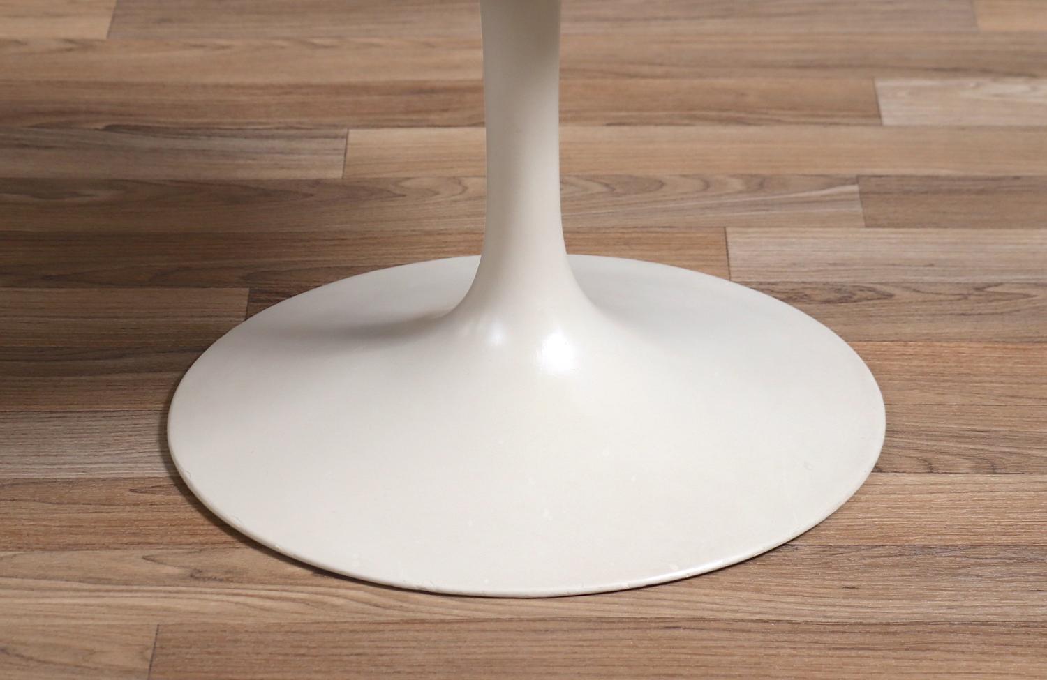 Metallo Pair of Vintage Eero Saarinen Tulip Swiveling Stools for Knoll in vendita