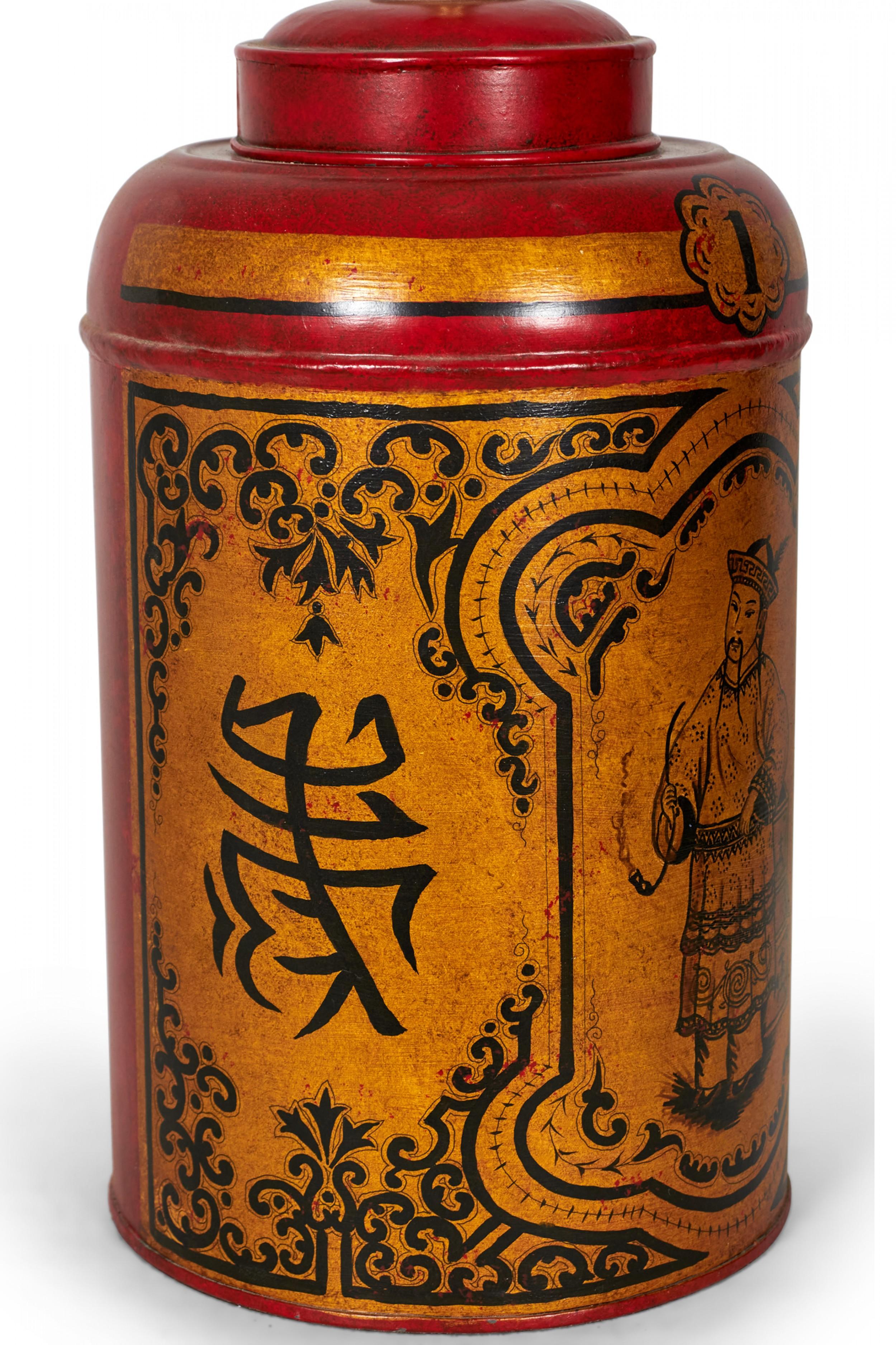 Pareja de lámparas de sobremesa inglesas de exportación, estilo Chinoiserie, hechas de cajas de té de tole montadas como lámparas con herrajes de latón, pintadas a mano con diseños de retratos en dorado y negro enmarcados por remolinos florales y