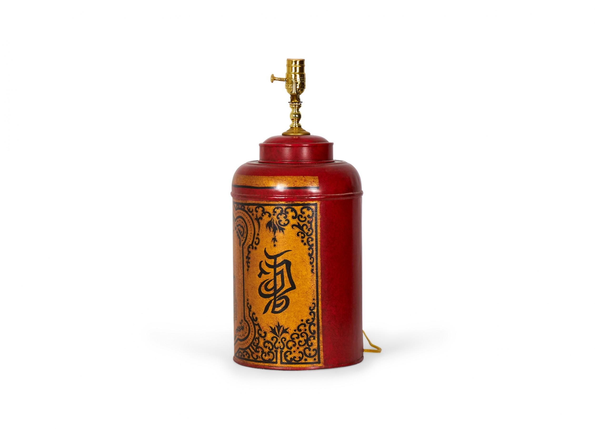 Pareja de lámparas de mesa vintage inglesas de estilo chinoiserie pintadas a mano en rojo Tole Tea Caddy Chinoiserie en venta