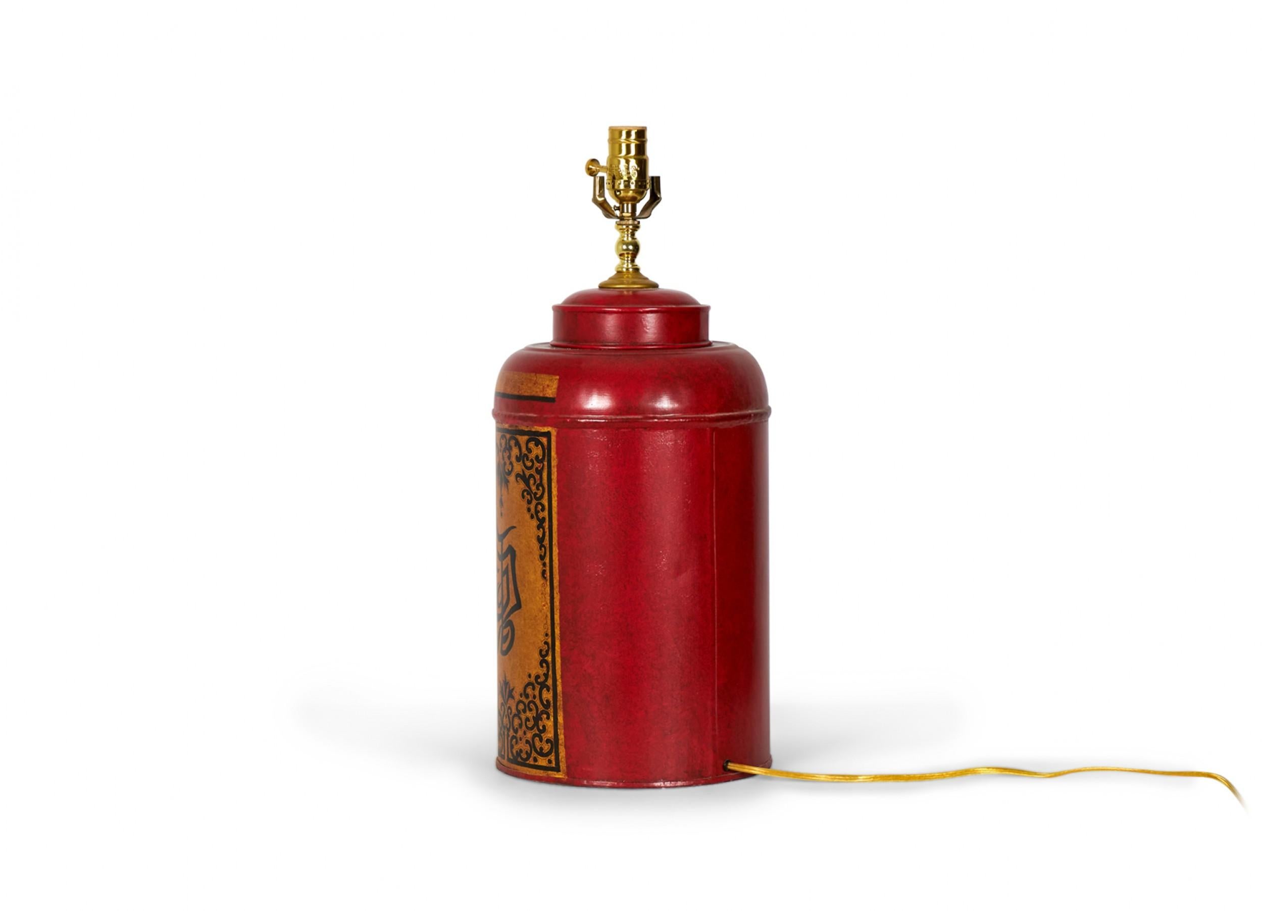 Pareja de lámparas de mesa vintage inglesas de estilo chinoiserie pintadas a mano en rojo Tole Tea Caddy Británico en venta