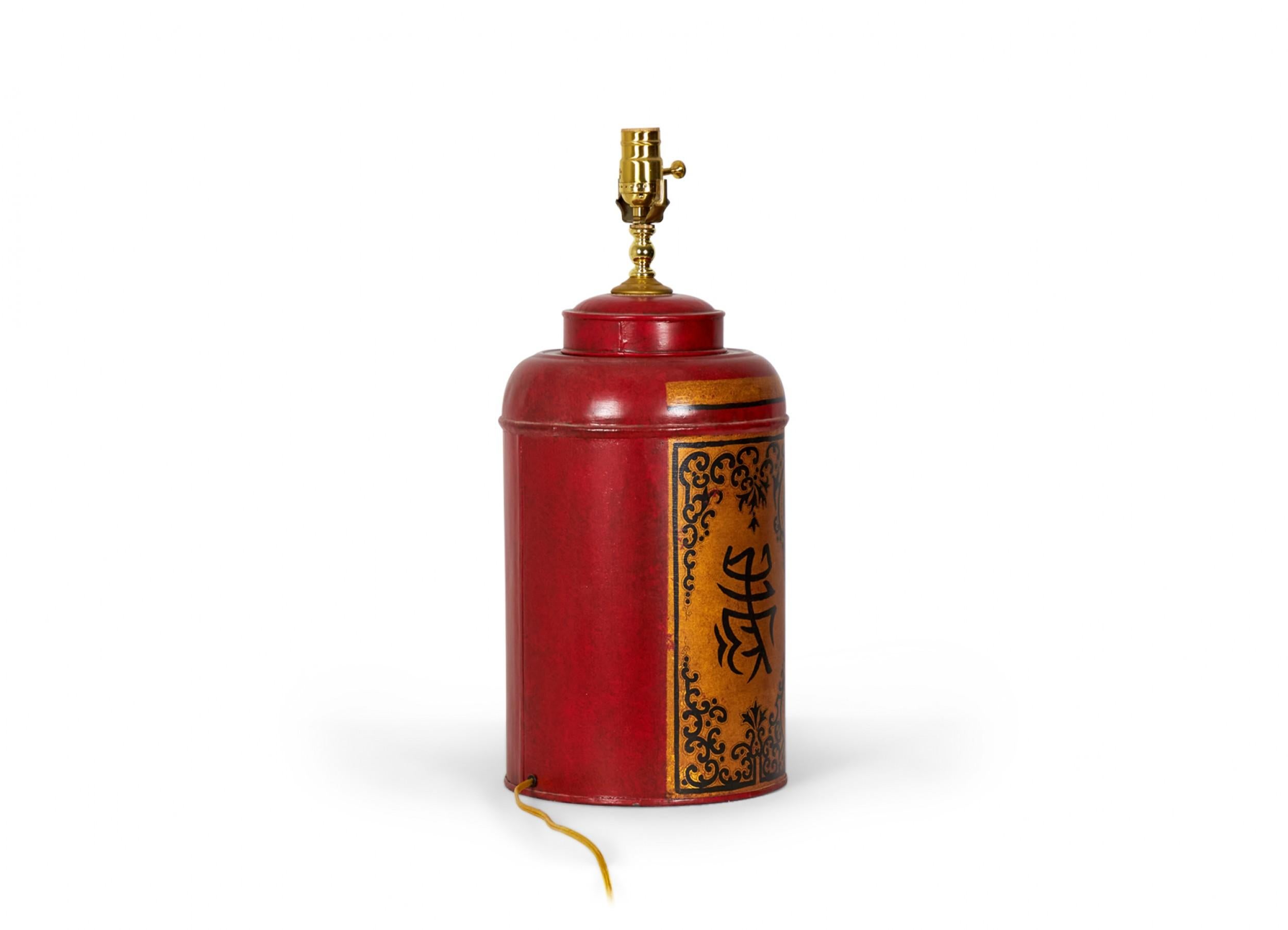 Pareja de lámparas de mesa vintage inglesas de estilo chinoiserie pintadas a mano en rojo Tole Tea Caddy Latón en venta