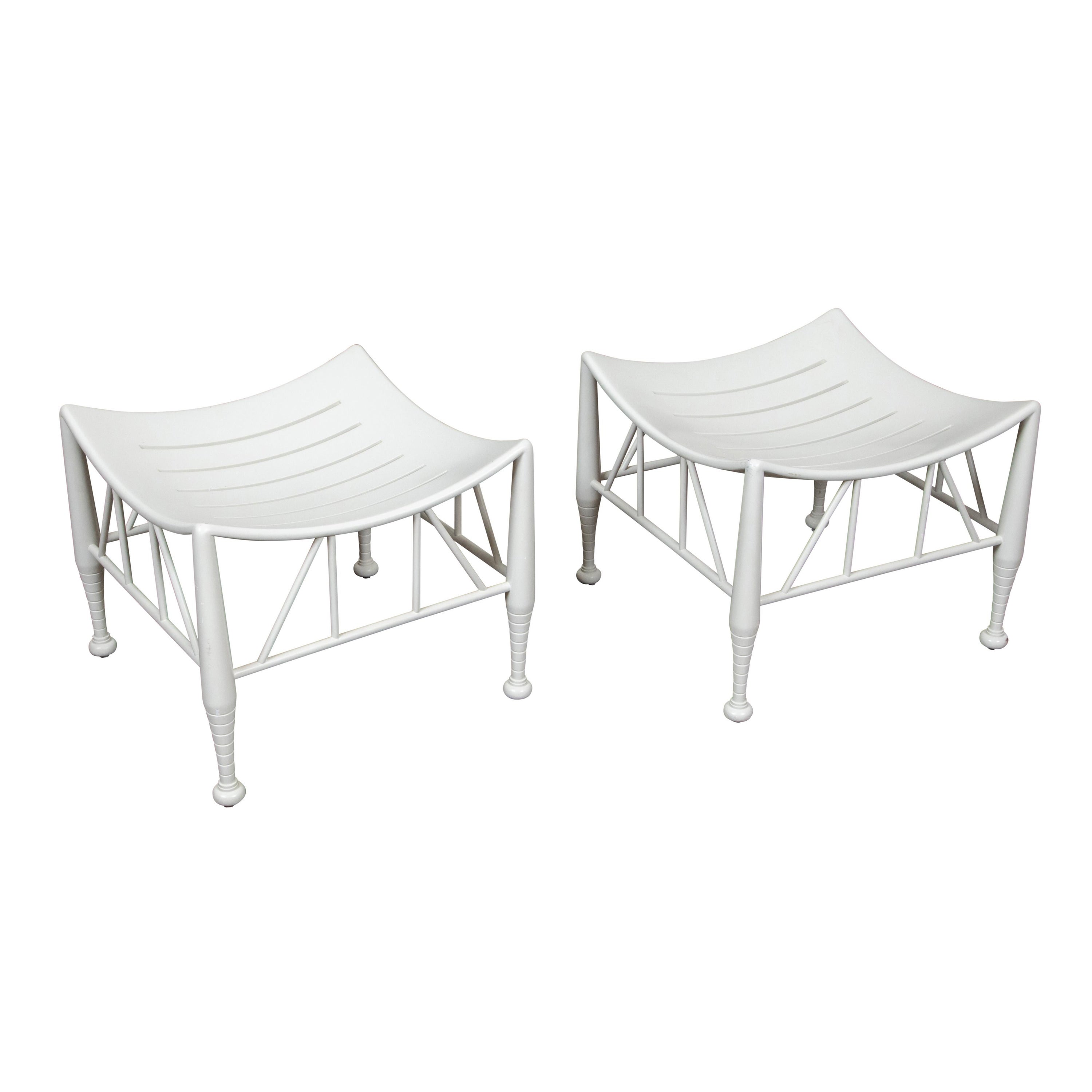 Pareja de taburetes ingleses vintage de Tebas blancas de renacimiento egipcio con asientos curvos en venta