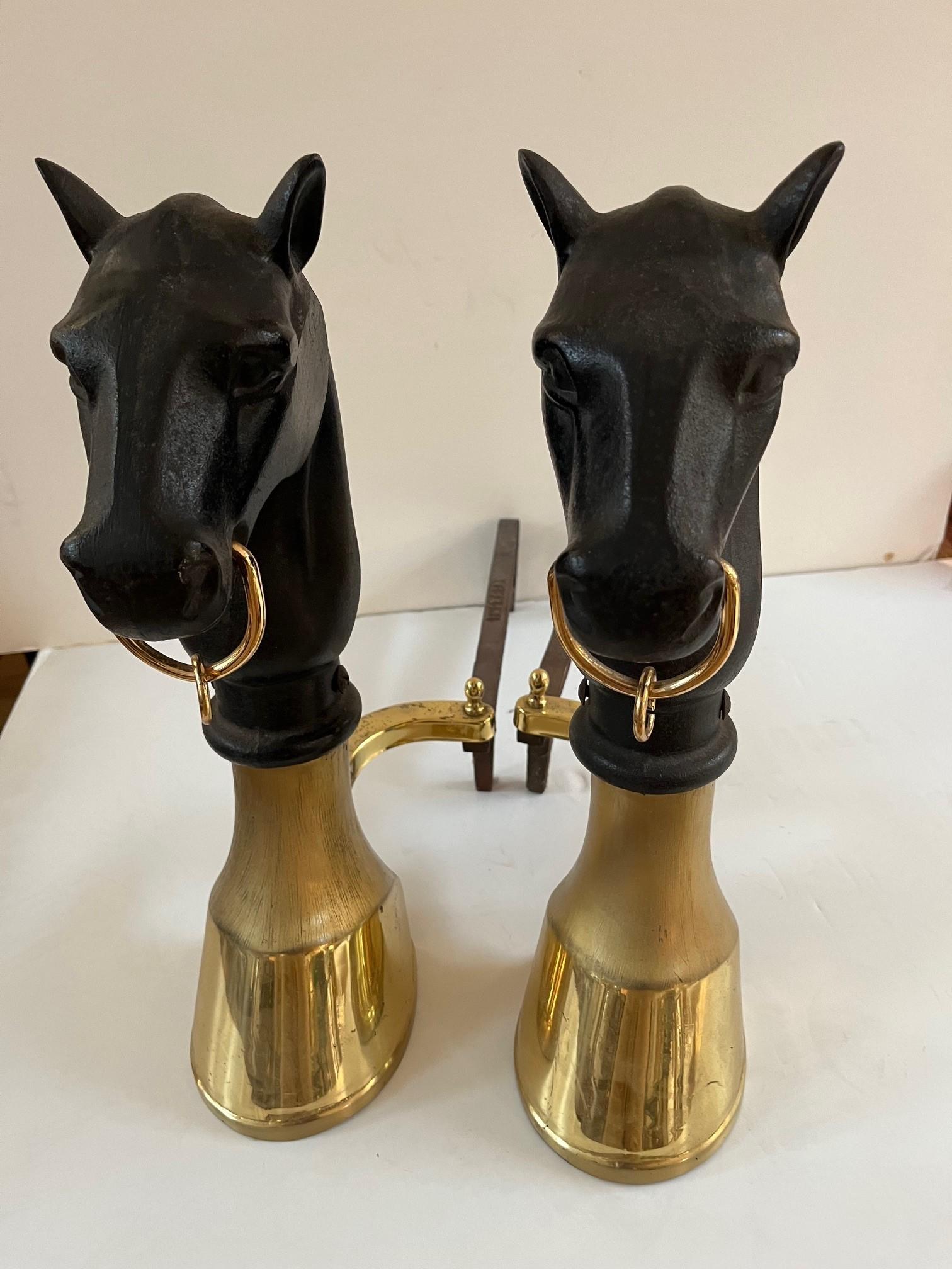 Paar Vintage English Equestrian Messing und Gusseisen Pferdeköpfe Andirons und Huf Andiron von Bronze Huf Basis unterstützt