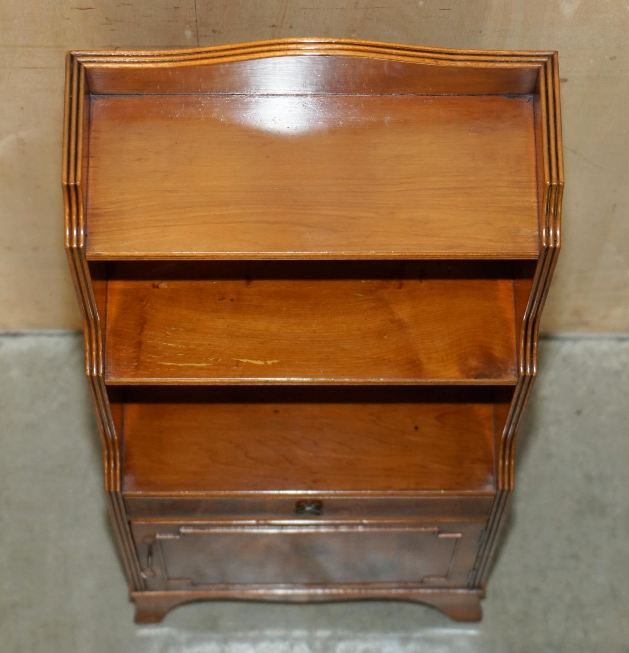 PAIR OF ViNTAGE ENGLISH FLAMED HARDWOOD WATERFALL BOOKCASES WITH CUPBOARD BASES For Sale 3
