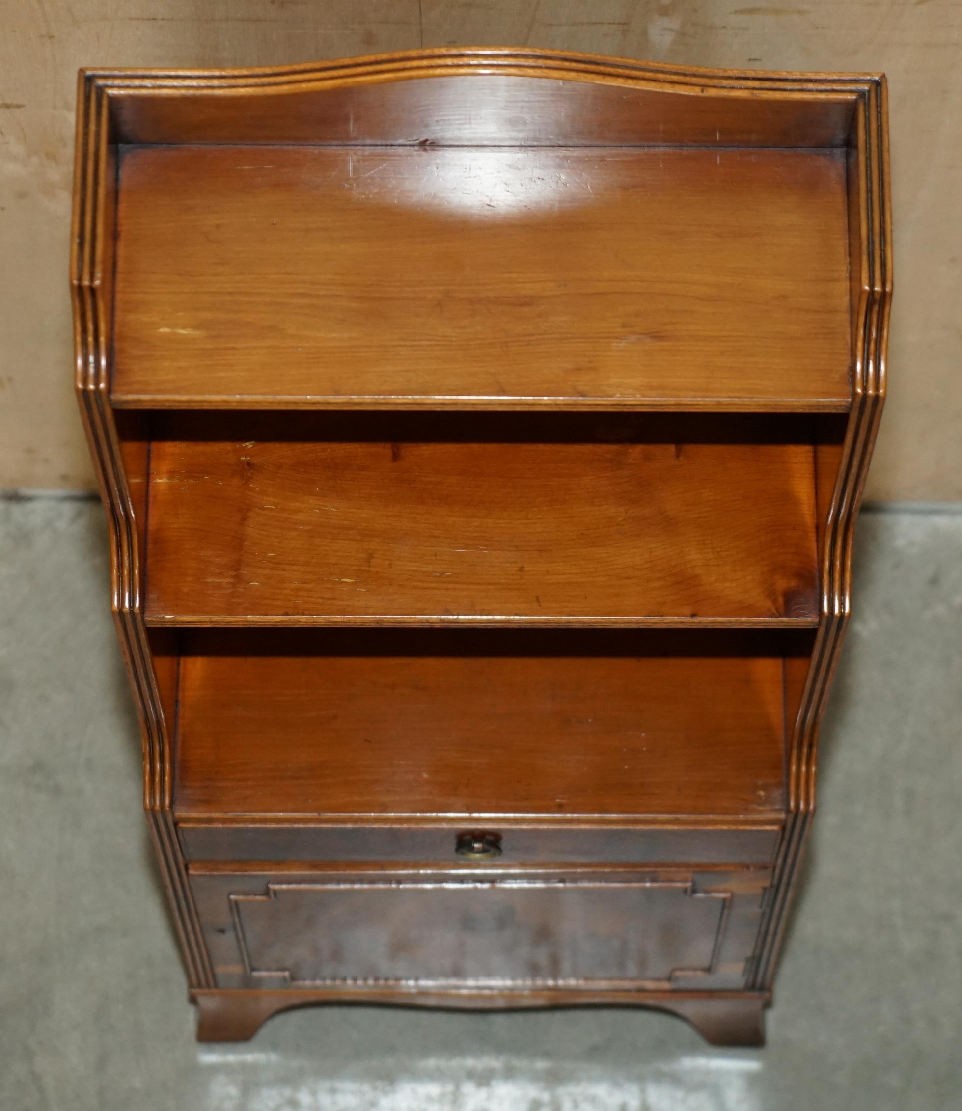 PAIR OF ViNTAGE ENGLISH FLAMED HARDWOOD WATERFALL BOOKCASES WITH CUPBOARD BASES For Sale 11