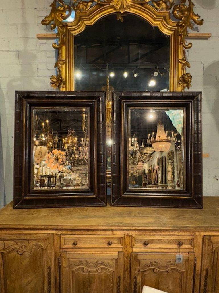 Magnifique paire de miroirs anglais vintage reliés en cuir. La qualité est exceptionnelle et tellement unique. Magnifique ! Circa 1970
35w x 45h